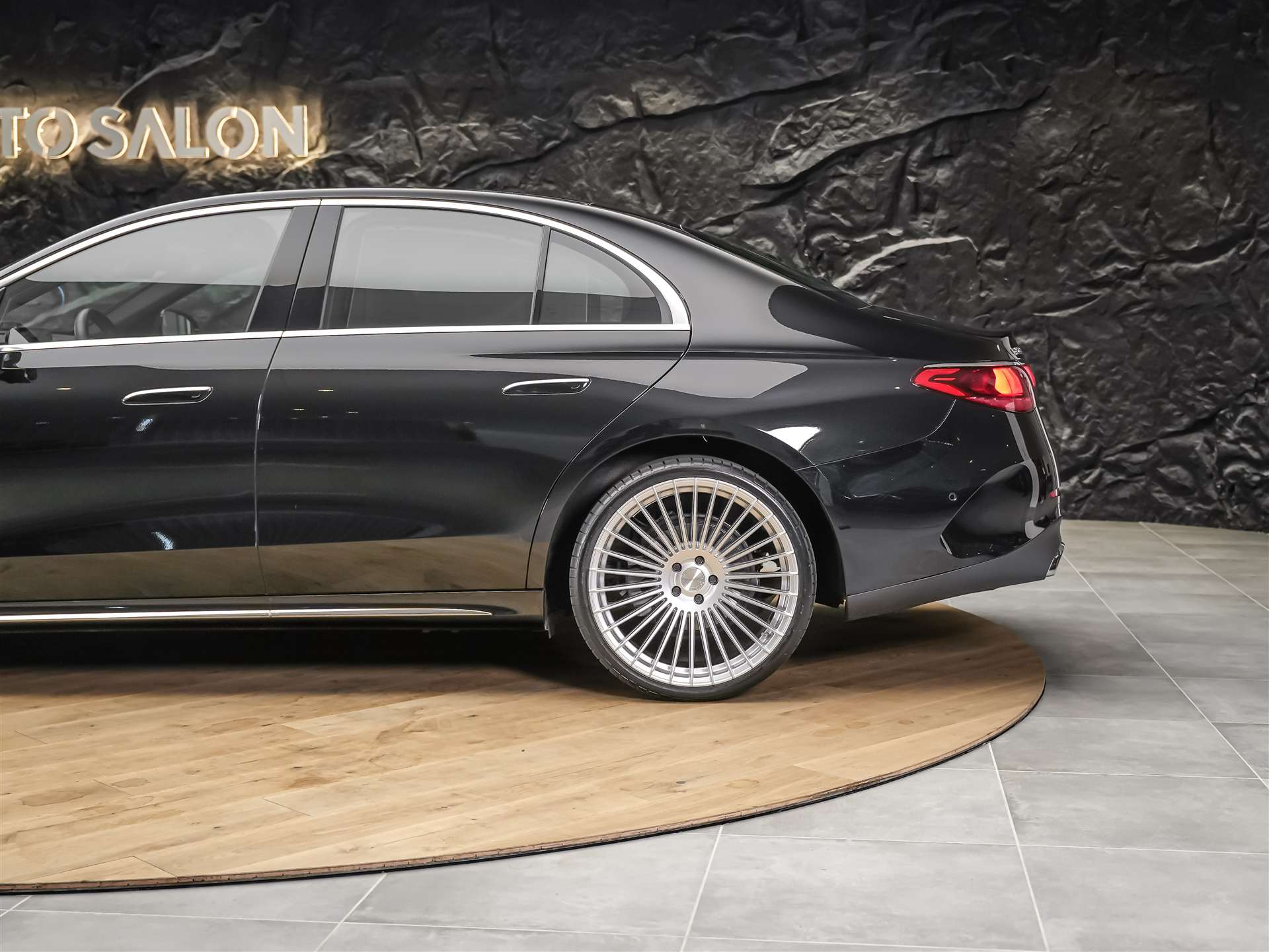 MERCEDES-BENZ E 200 AMG Line *Werksgarantie*21" Felgen*360° Kamera*Abstandsregler*-image-16