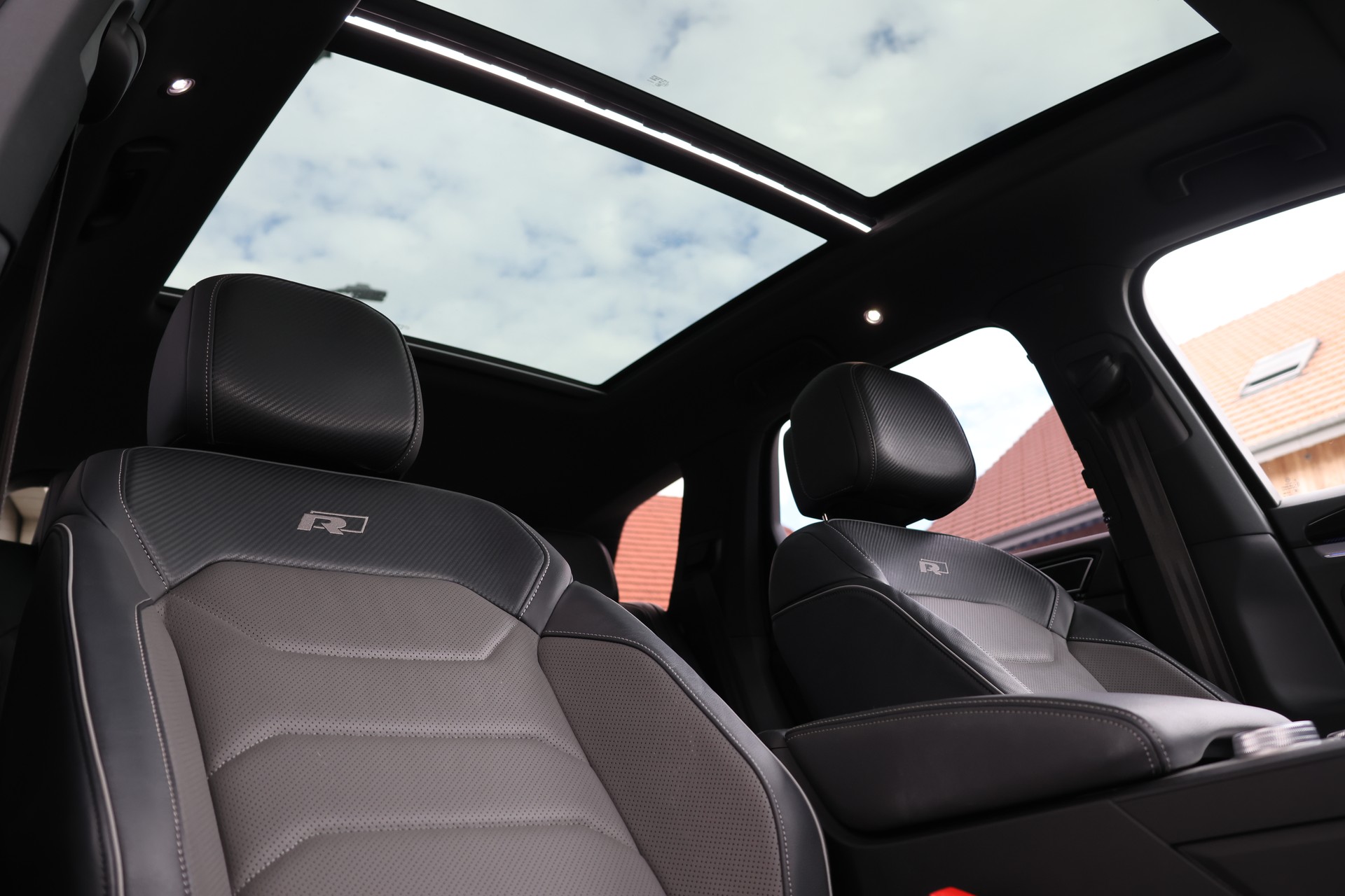 VW Touareg 3.0 TDI R Line Tiptronic "BlackStyle" + 3.5T AHK-image-23