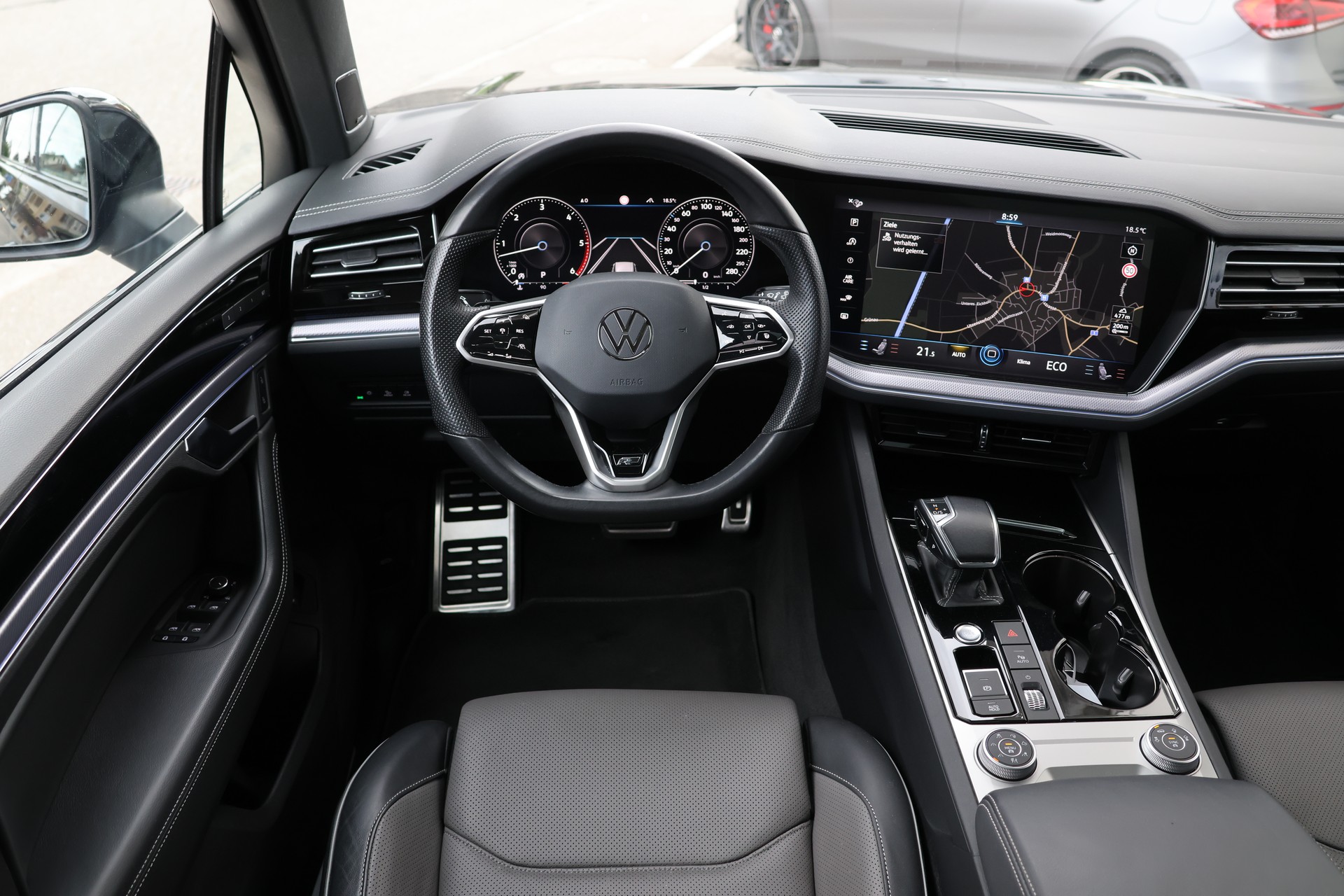 VW Touareg 3.0 TDI R Line Tiptronic "BlackStyle" + 3.5T AHK-image-15