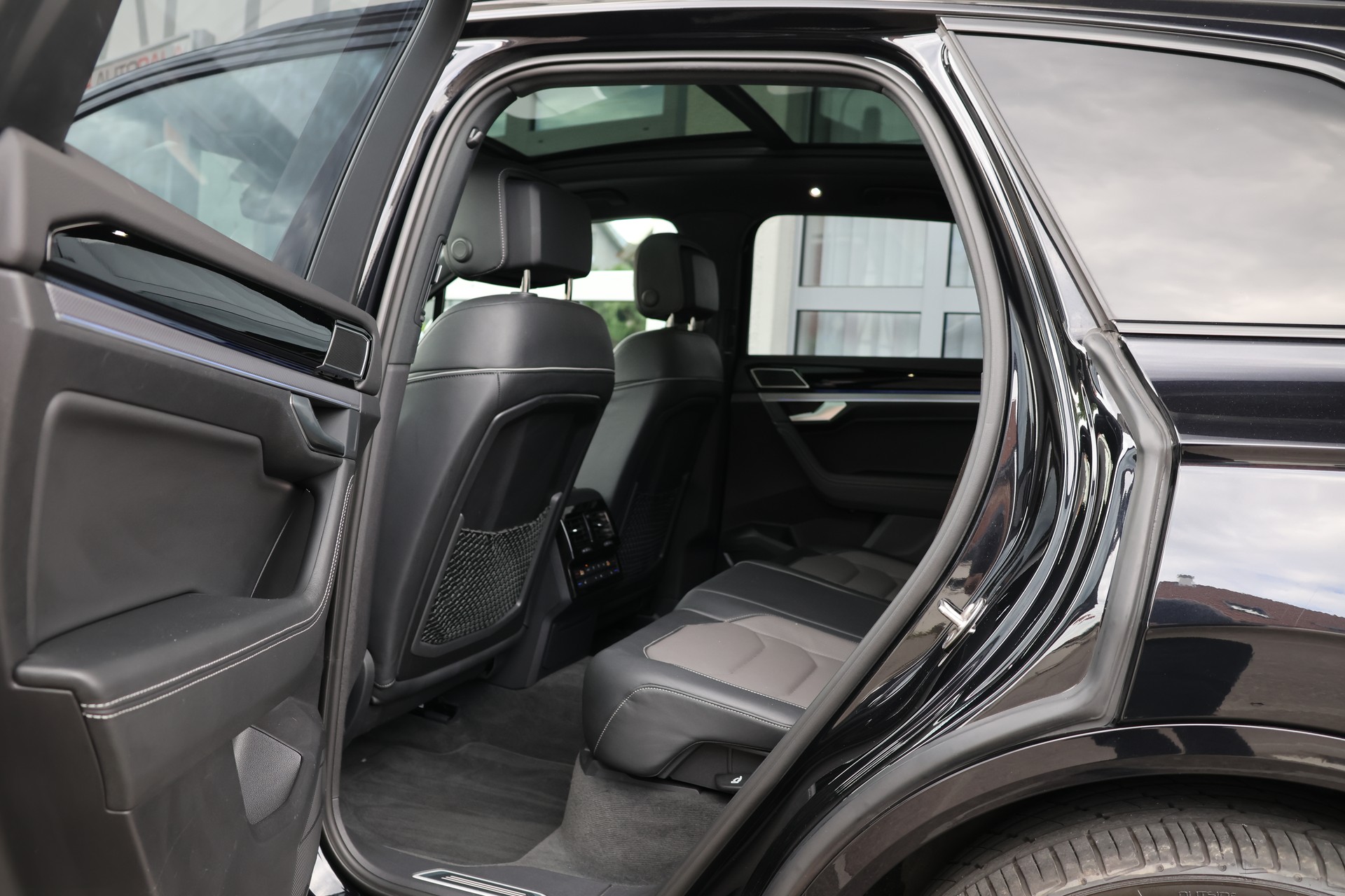 VW Touareg 3.0 TDI R Line Tiptronic "BlackStyle" + 3.5T AHK-image-13