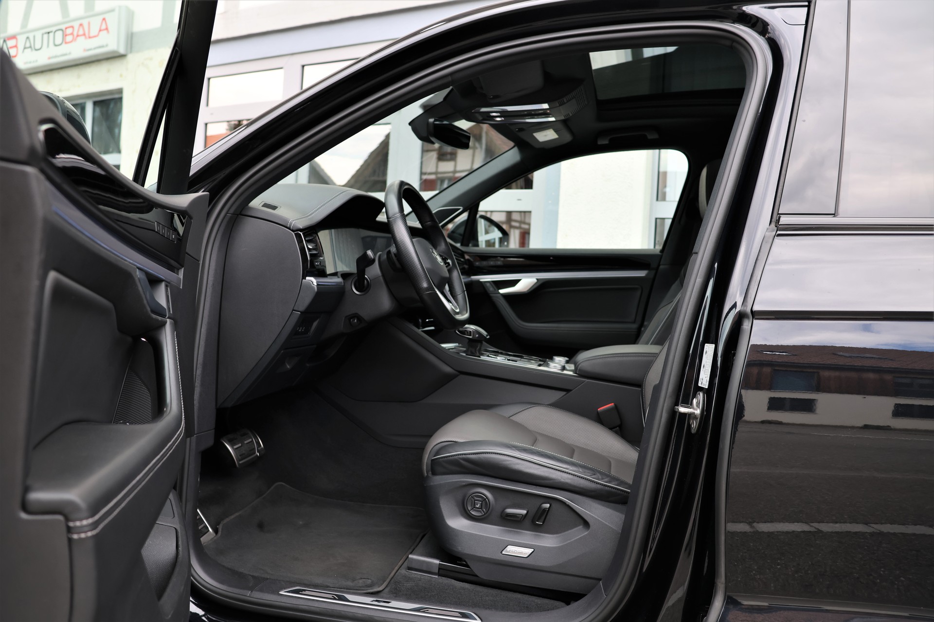 VW Touareg 3.0 TDI R Line Tiptronic "BlackStyle" + 3.5T AHK-image-10