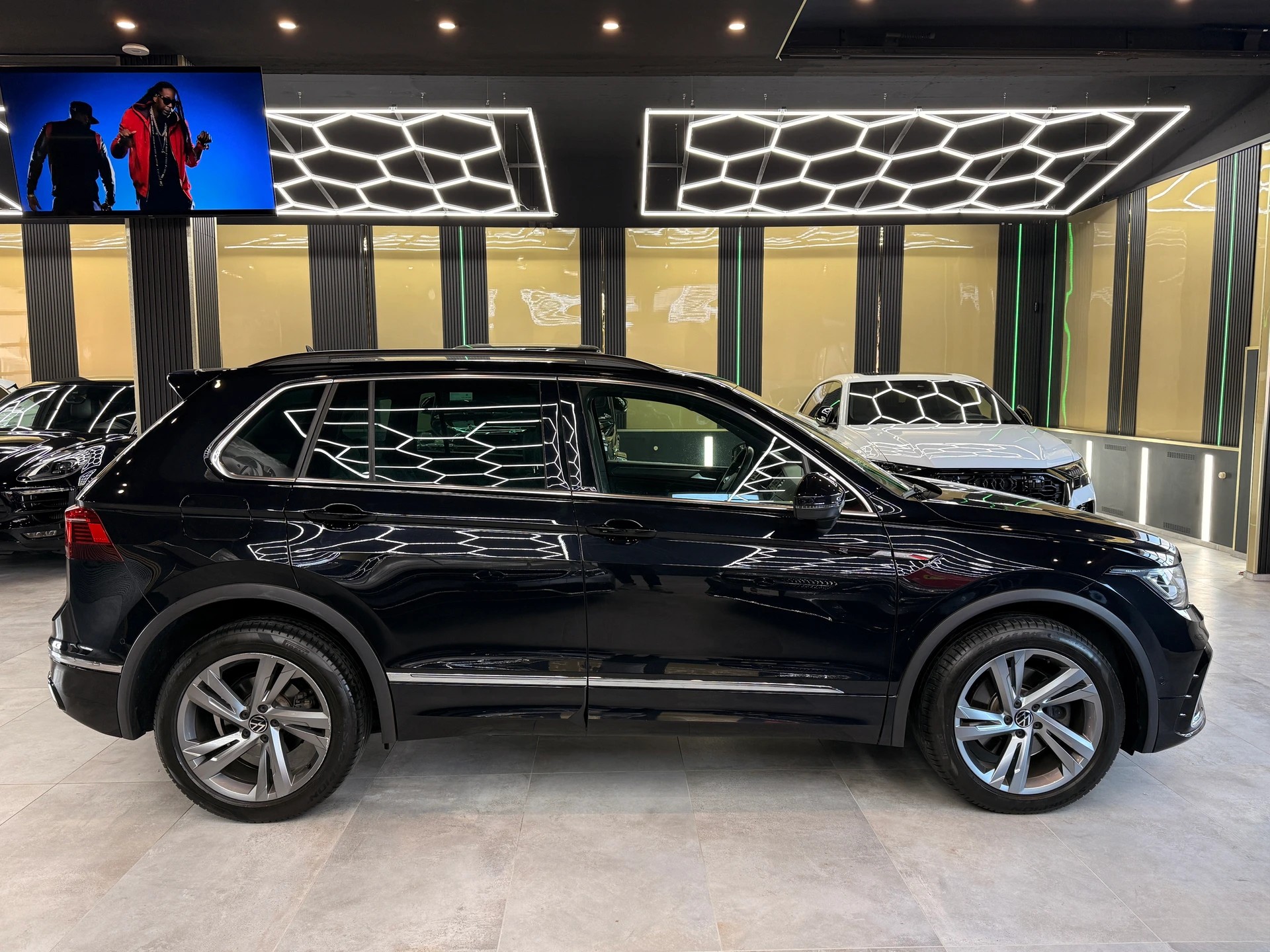 VW Tiguan 2.0TSI R-Line 4Motion DSG-showroom-element-3