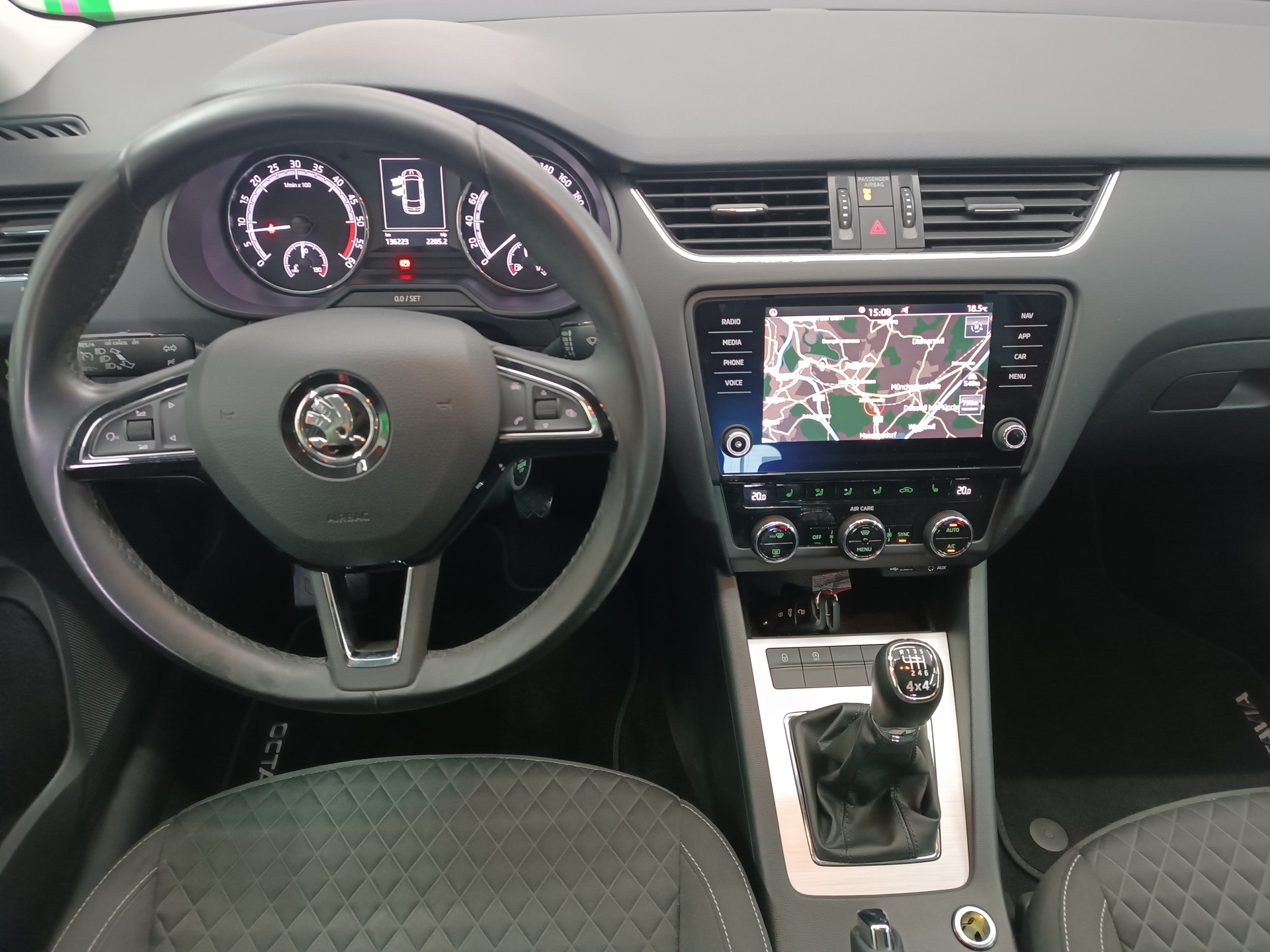 SKODA Octavia Combi 2.0 TDI Ambition 4x4-image-8