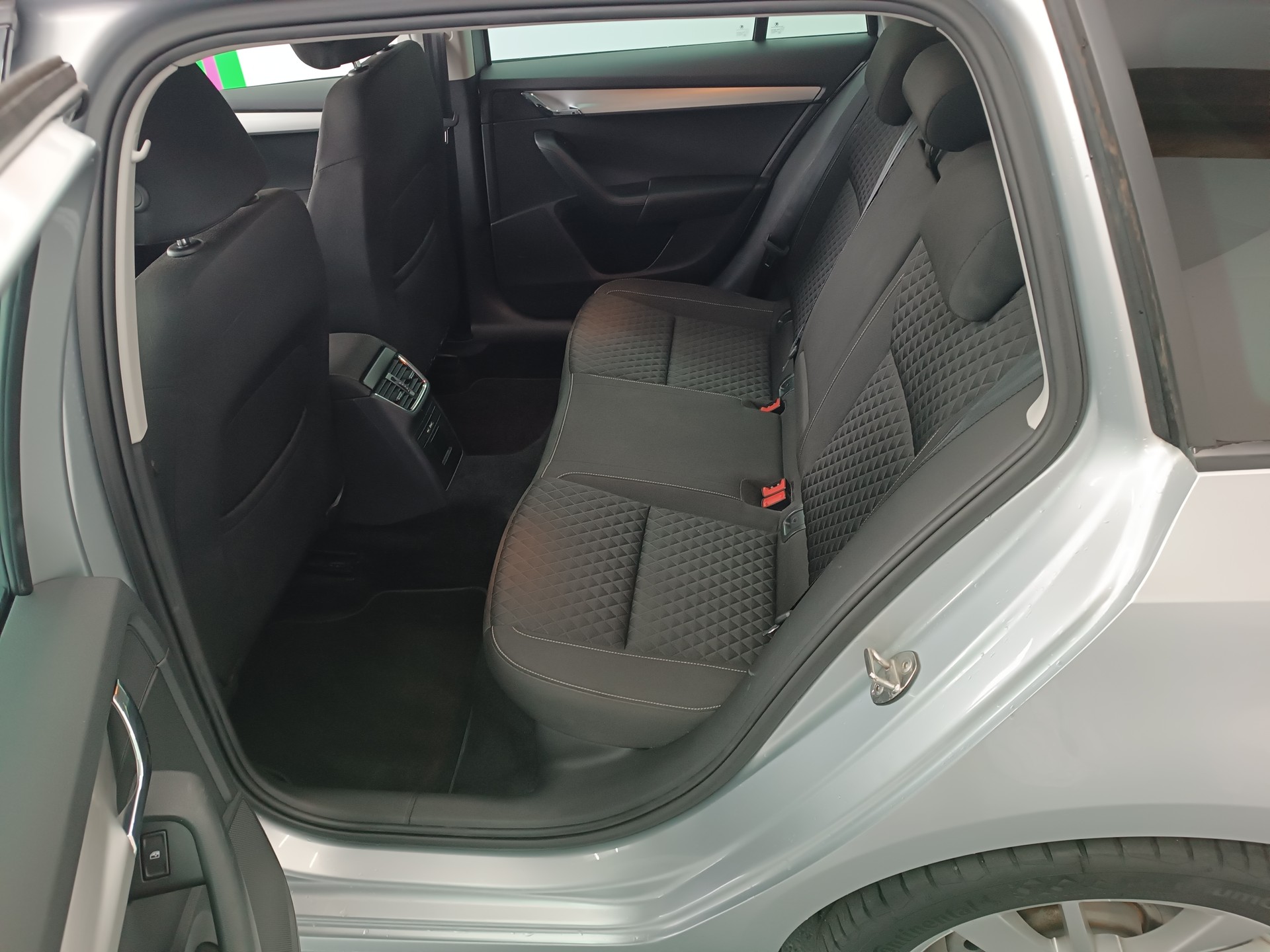 SKODA Octavia Combi 2.0 TDI Ambition 4x4-image-11
