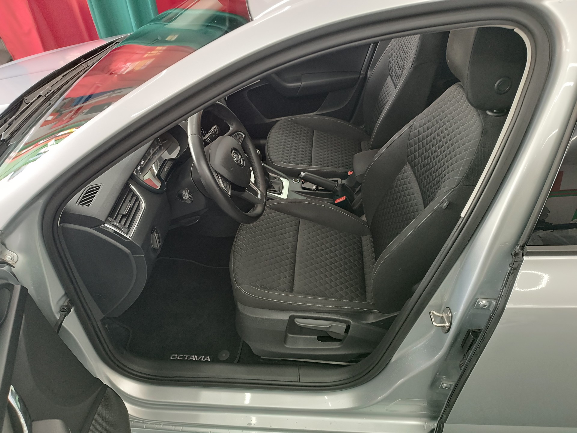 SKODA Octavia Combi 2.0 TDI Ambition 4x4-image-9