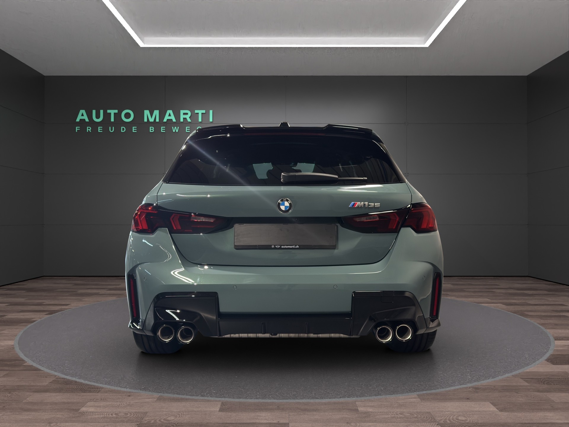 BMW M135i xDrive-showroom-element-2