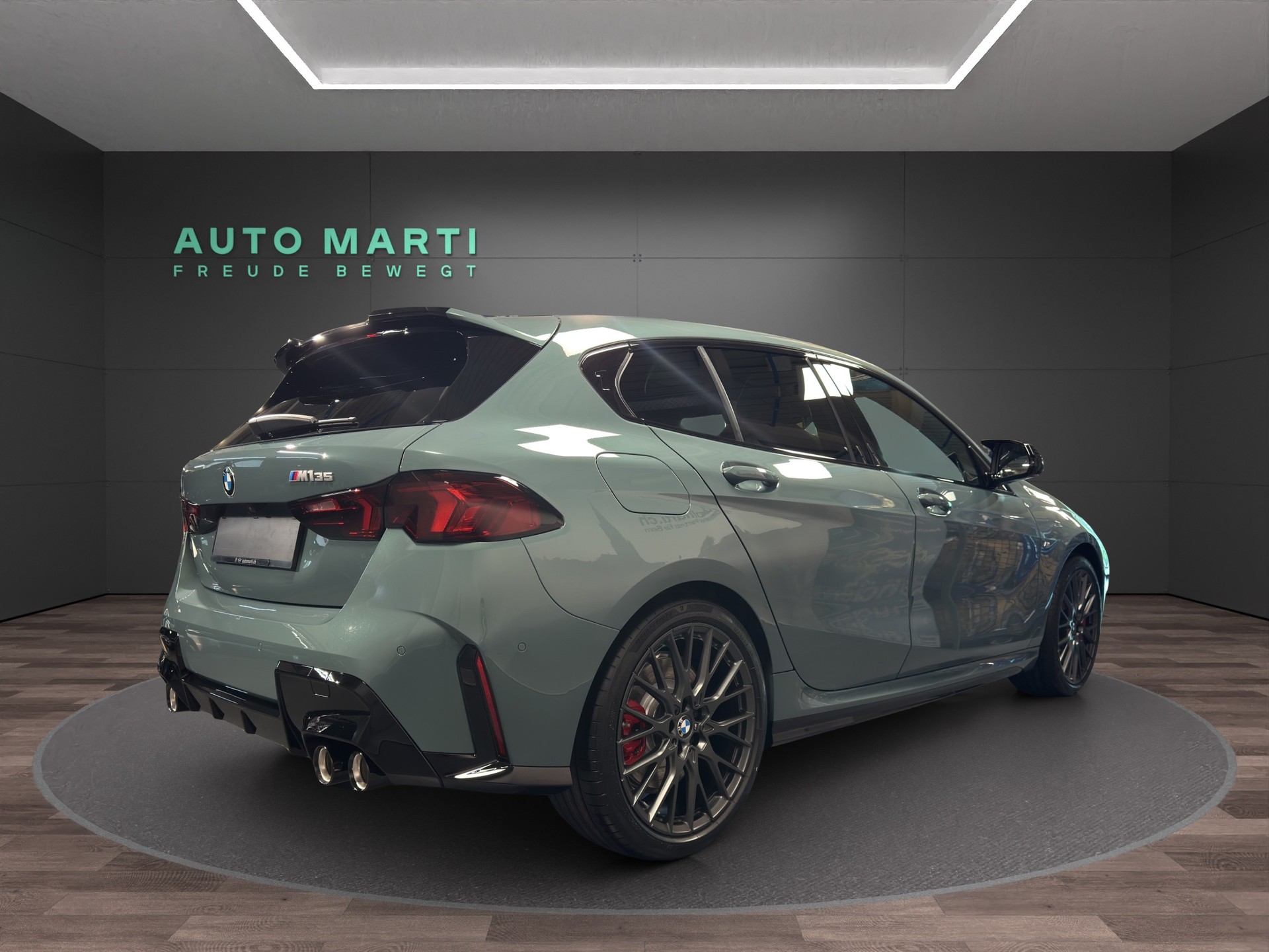 BMW M135i xDrive-showroom-element-3
