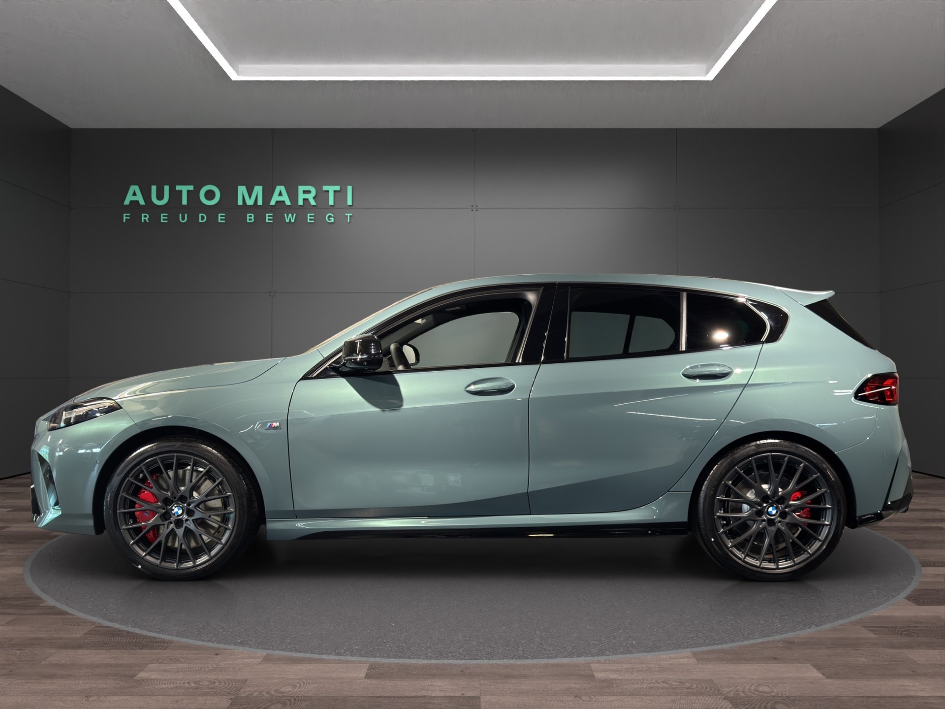 BMW M135i xDrive-showroom-element-1