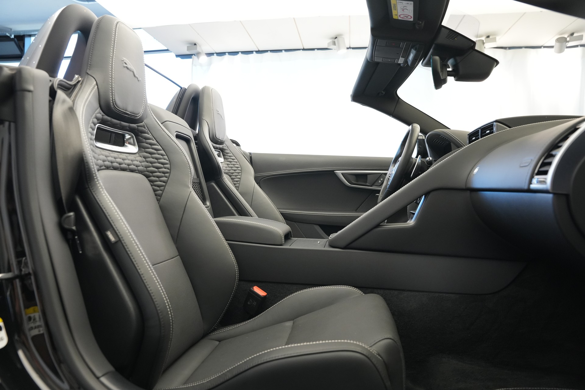 JAGUAR F-Type Convertible 2.0 I4 Automatik-image-17