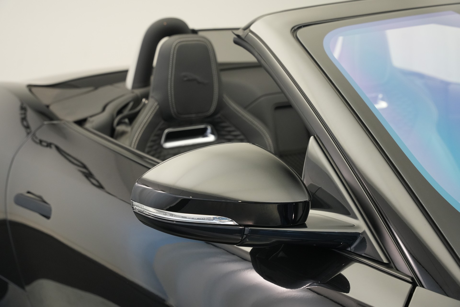 JAGUAR F-Type Convertible 2.0 I4 Automatik-image-46