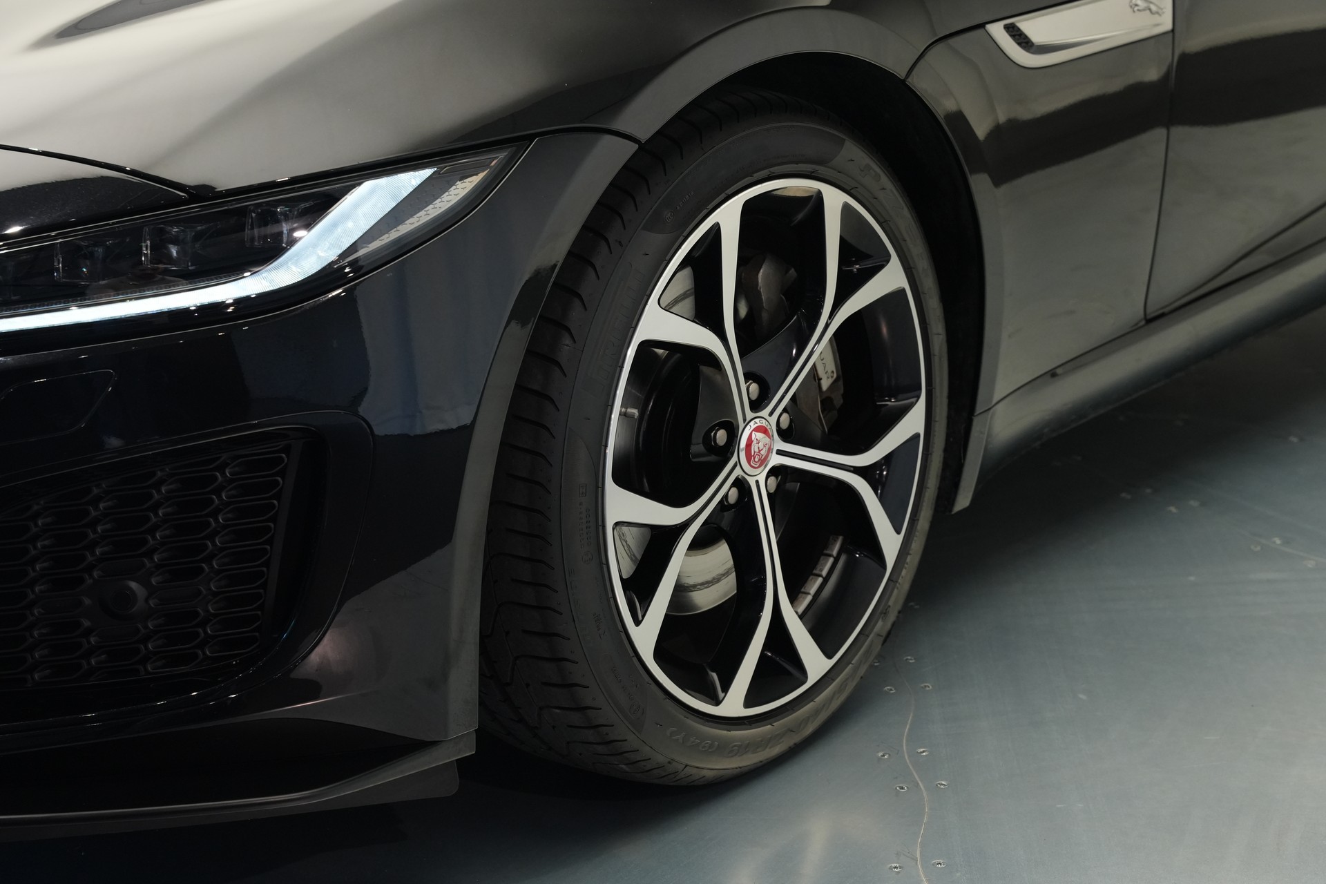 JAGUAR F-Type Convertible 2.0 I4 Automatik-image-45