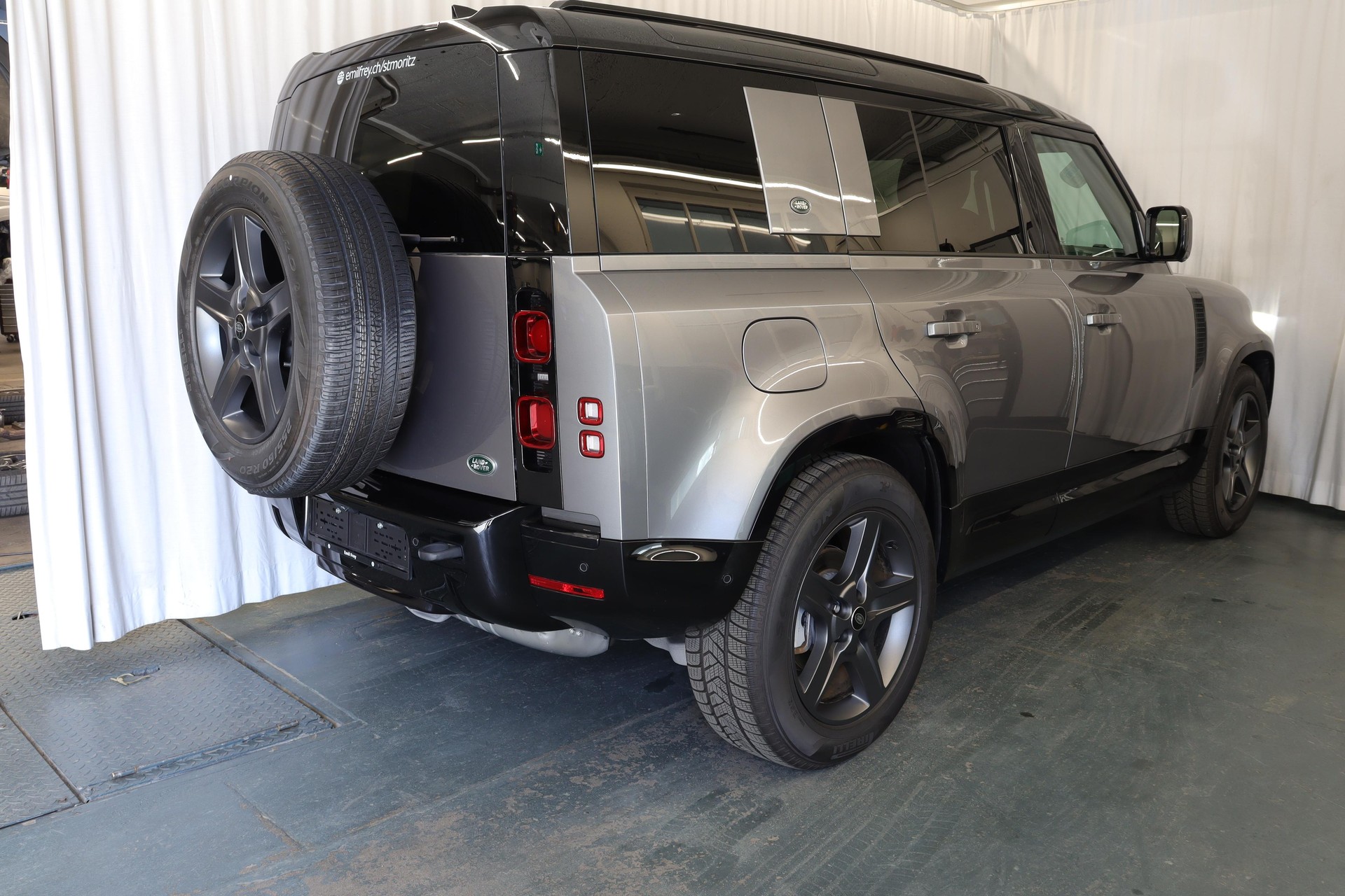 LAND ROVER Defender 110 3.0 D I6 X-Dynamic SE-showroom-element-1
