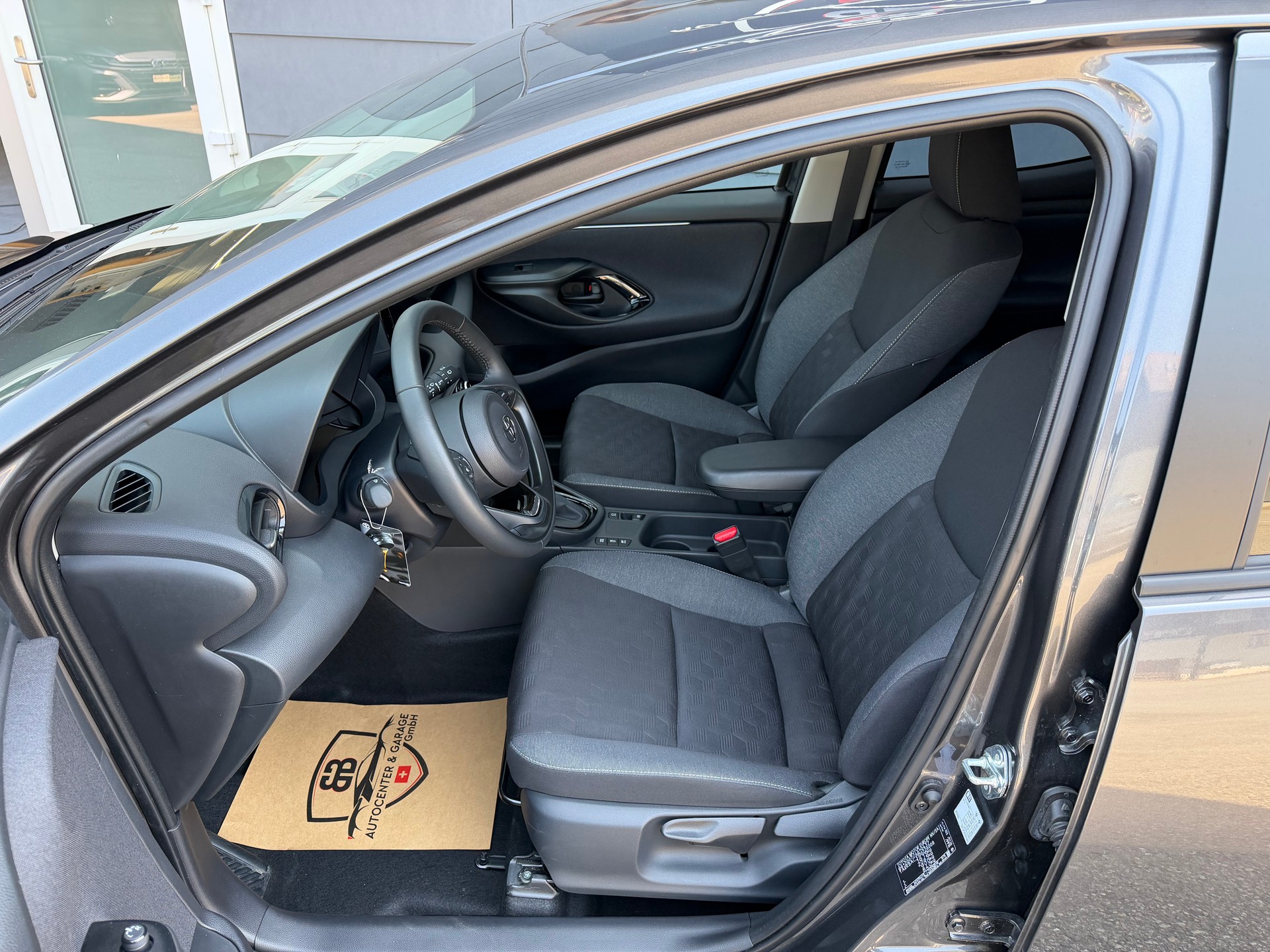 TOYOTA Yaris 1.5 Team Deutschland e-CVT-image-9
