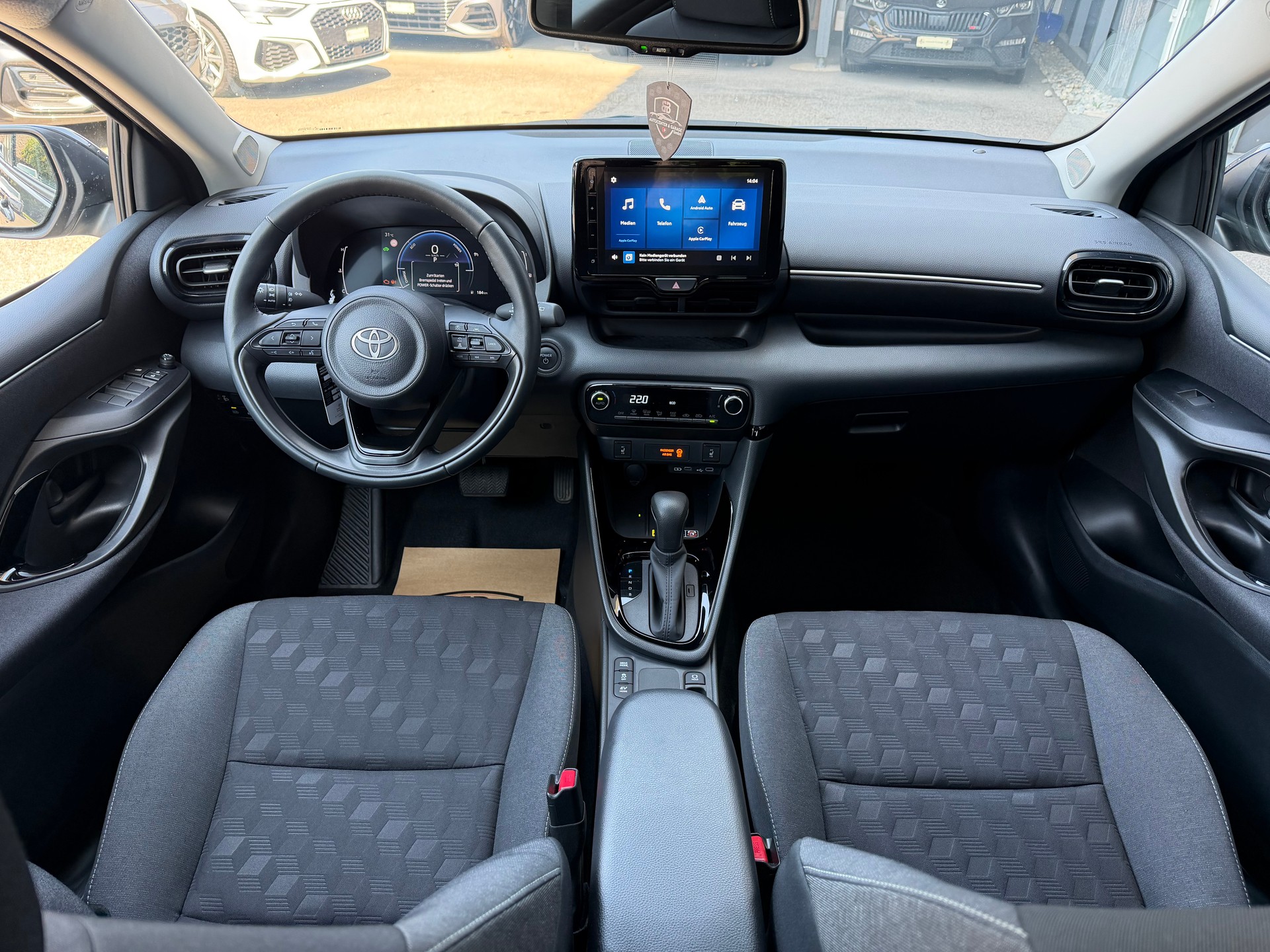 TOYOTA Yaris 1.5 Team Deutschland e-CVT-image-13