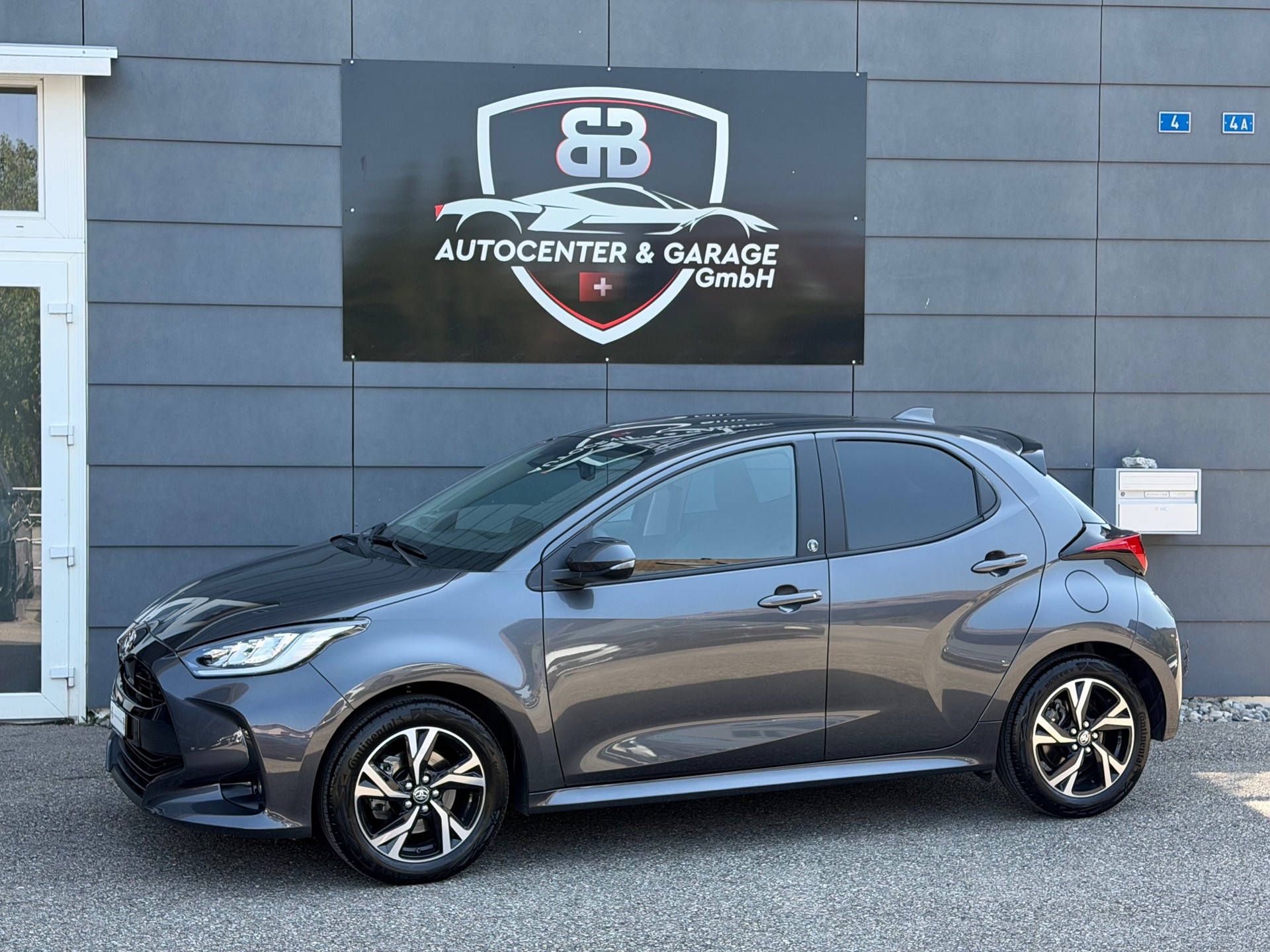 TOYOTA Yaris 1.5 Team Deutschland e-CVT-showroom-element-3