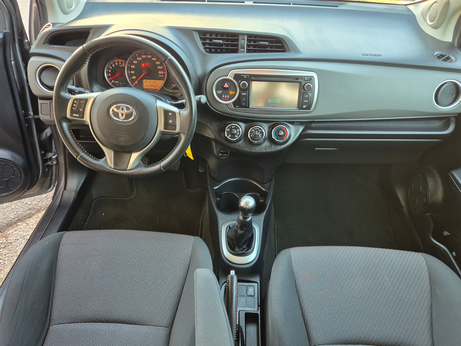 TOYOTA Yaris 1.33 Style-image-7