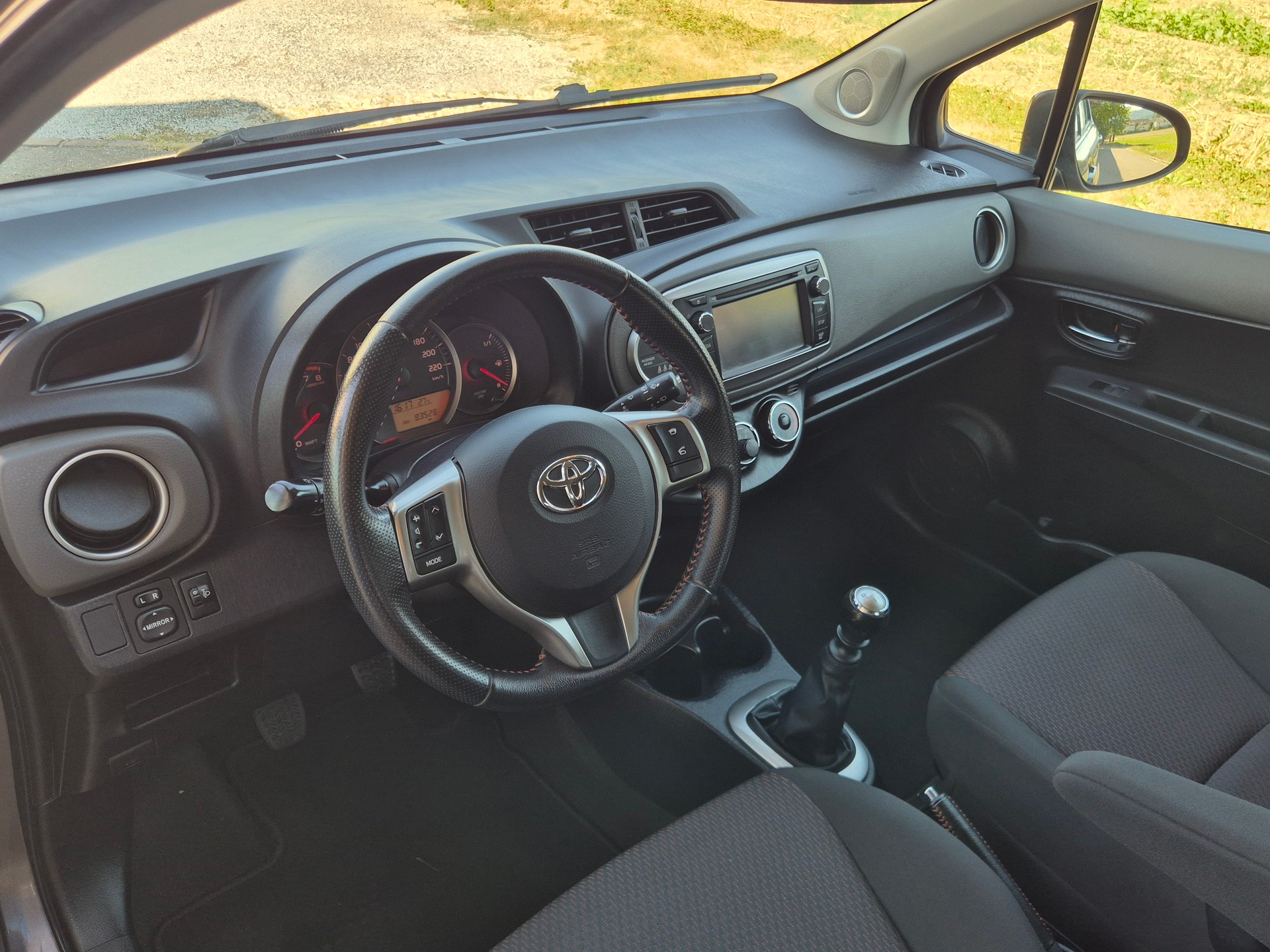 TOYOTA Yaris 1.33 Style-image-4