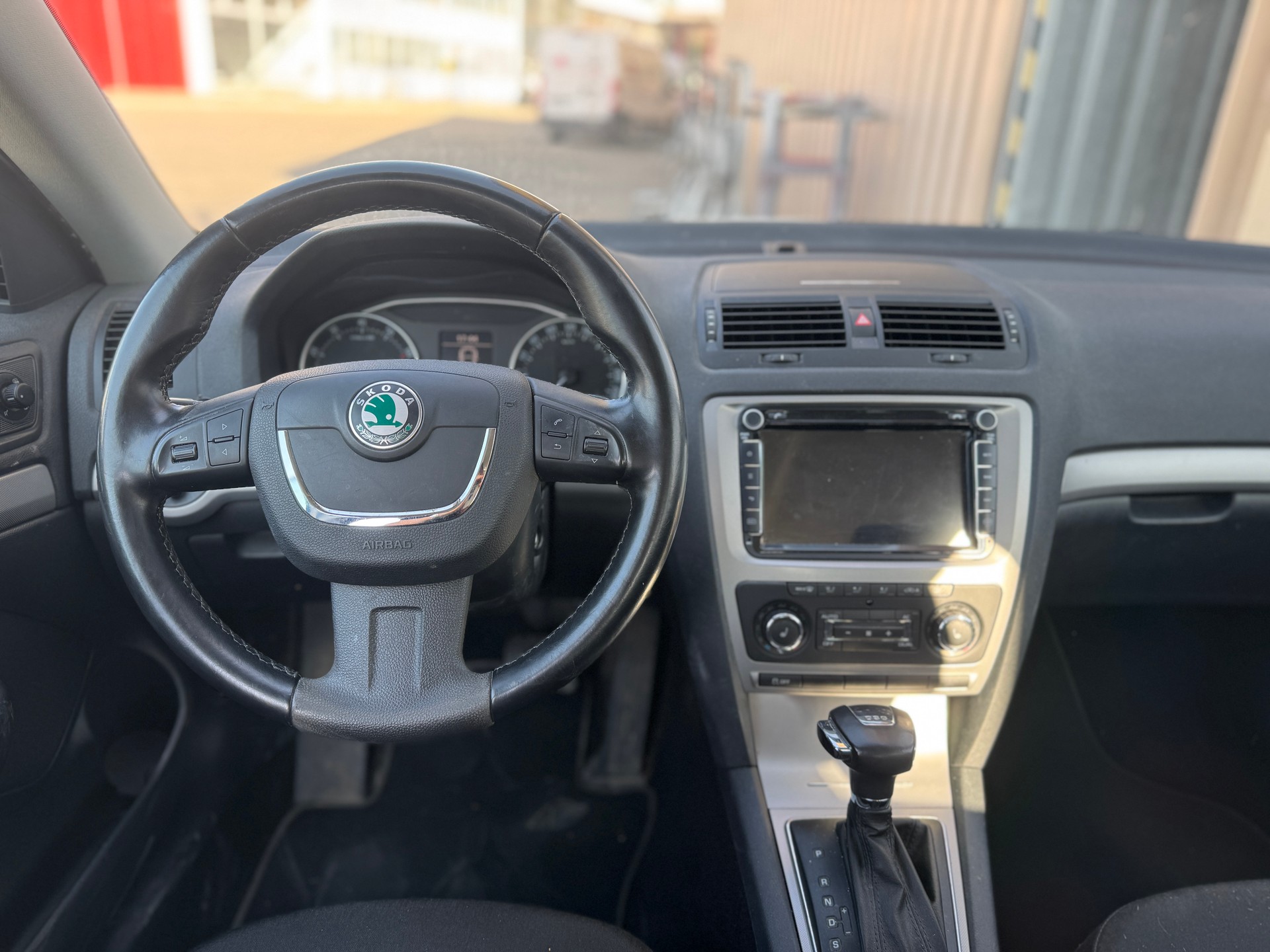 SKODA Octavia Combi 1.4 TSI Ambition DSG-image-9