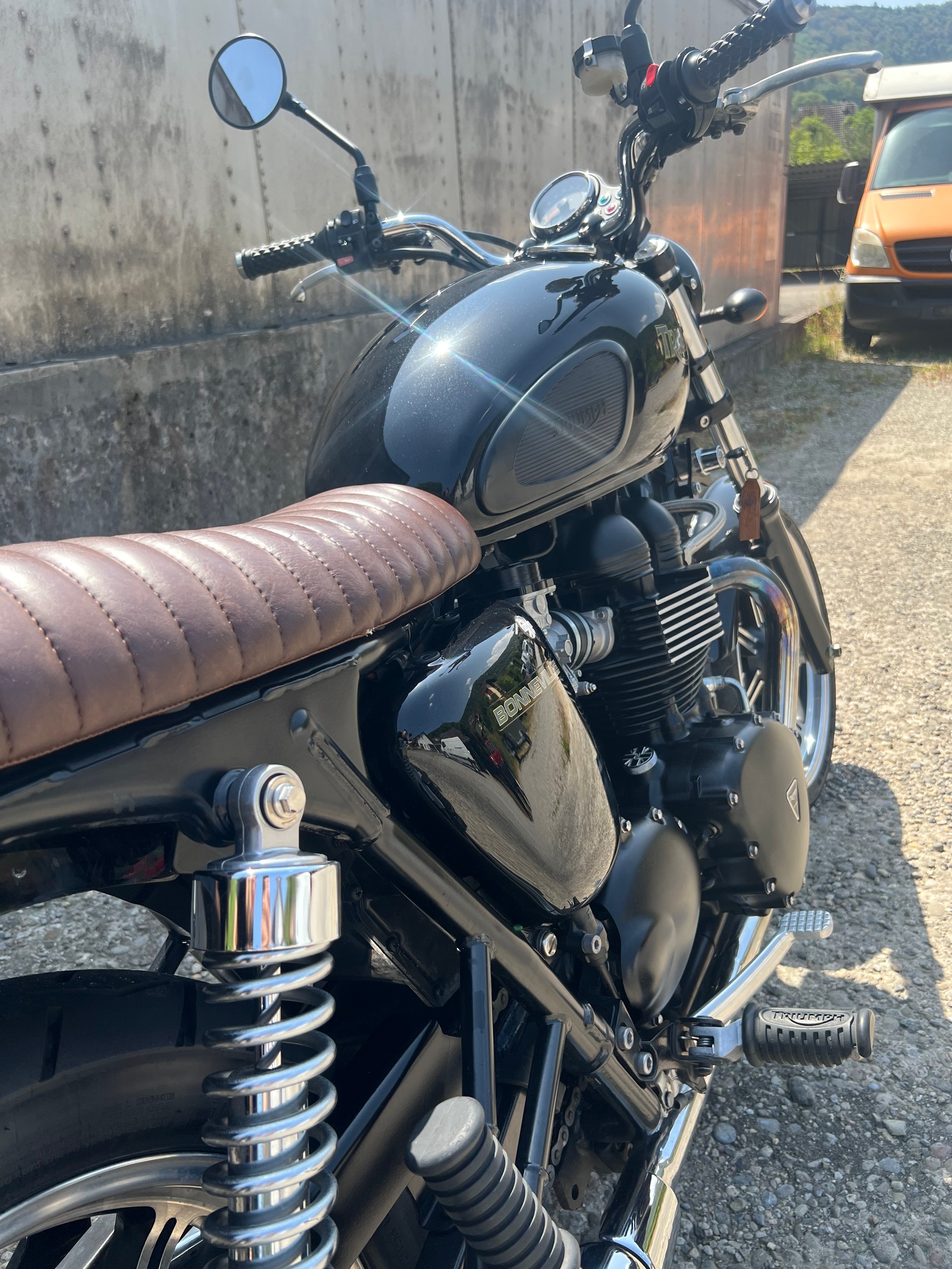 TRIUMPH Bonneville SE 900 i-image-2