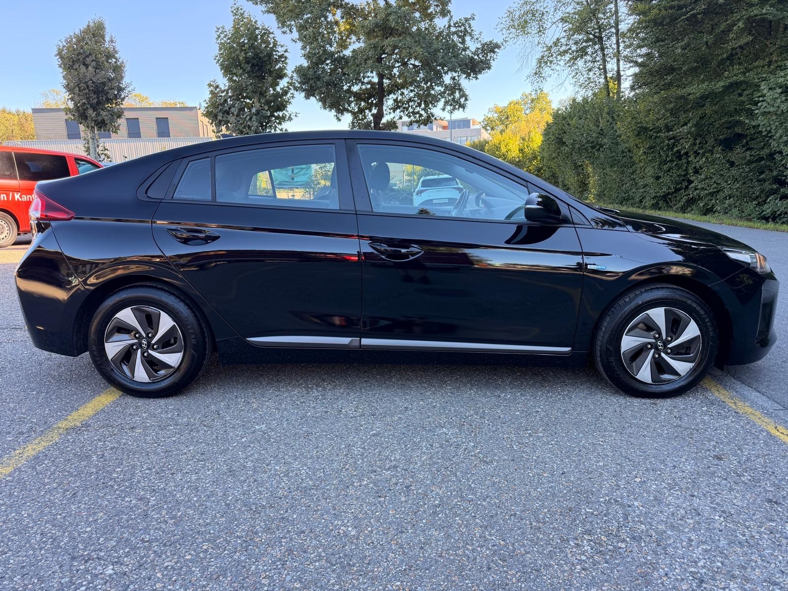 HYUNDAI Ioniq 1.6 GDi HEV Amplia DCT MFK-image-1
