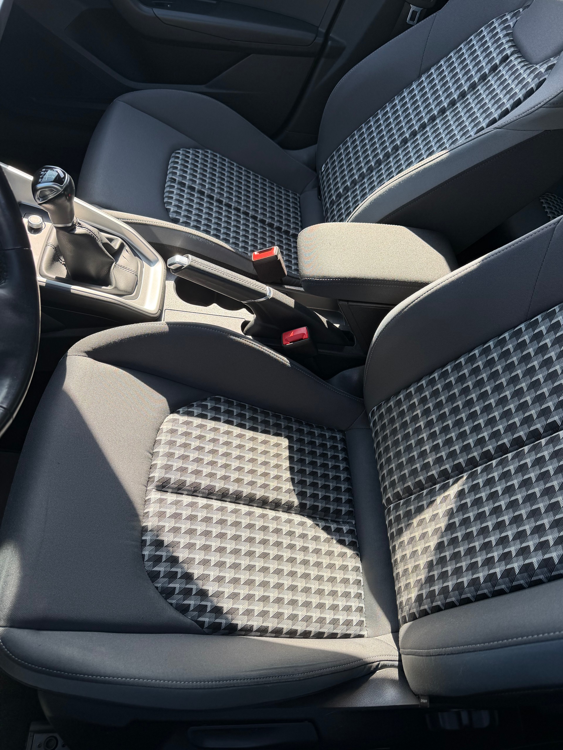 AUDI A1 "SPORTBACK" 30 TFSI 6 GANG SPORT GETRIEBE. VOLL OPTIONEN.CH WAGEN. NEUE 18" ALU RÄDER + WINTERRÄDER. NETTO PREIS 14`900.- !!-image-4