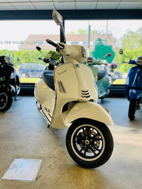PIAGGIO Vespa GTS 125 Super ABS-image-0