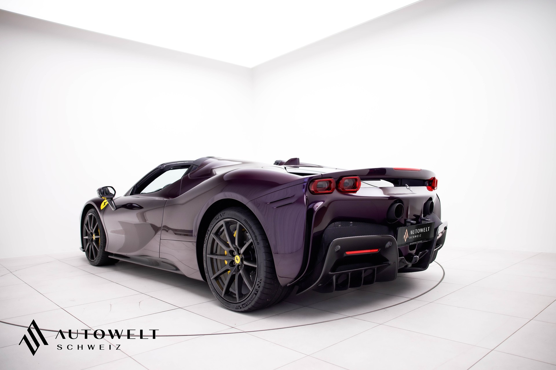 FERRARI SF90 Spider Tailor Made-showroom-element-3