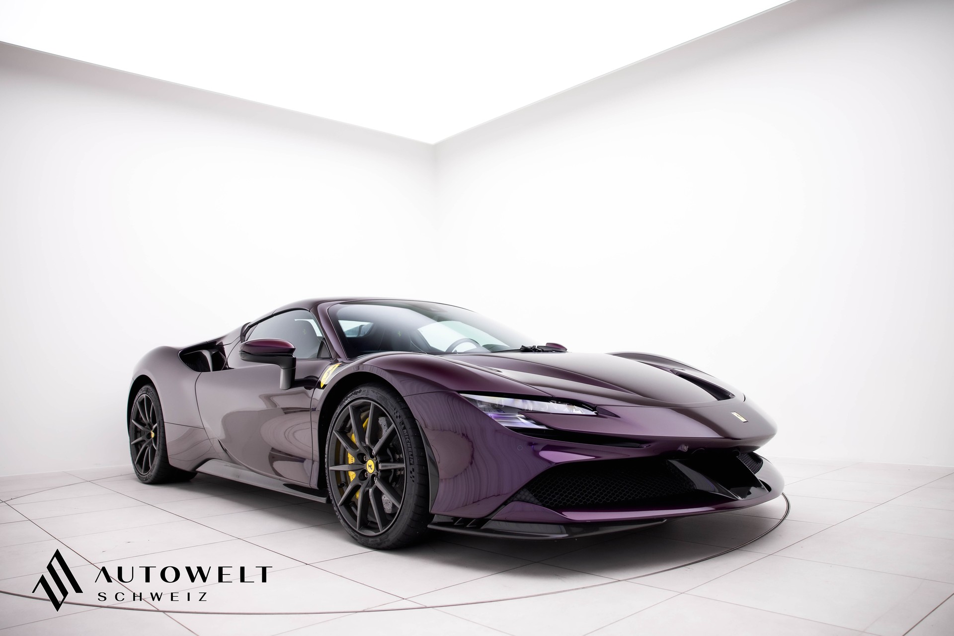 FERRARI SF90 Spider Tailor Made-showroom-element-1