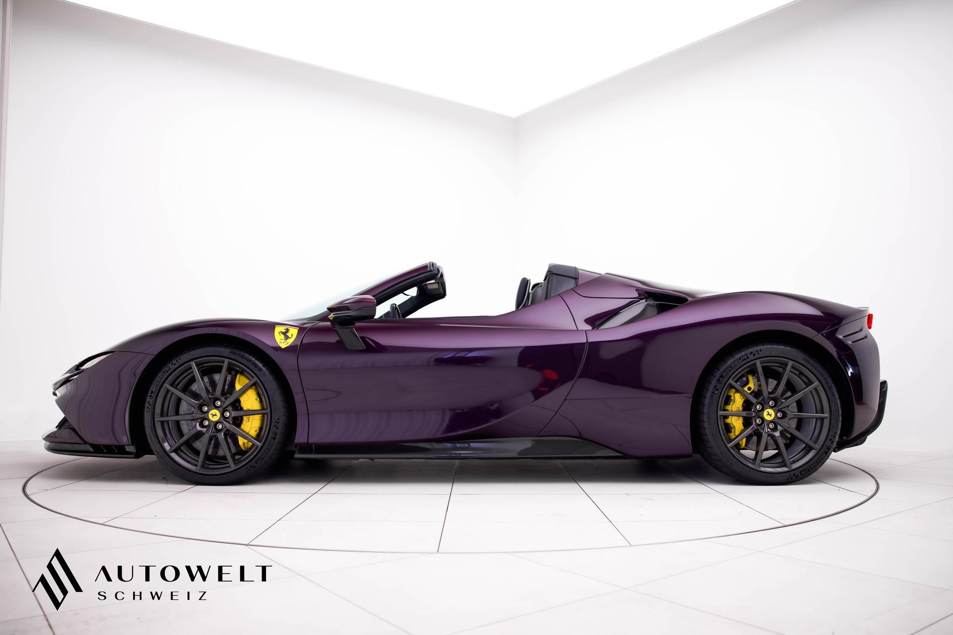 FERRARI SF90 Spider Tailor Made-showroom-element-2