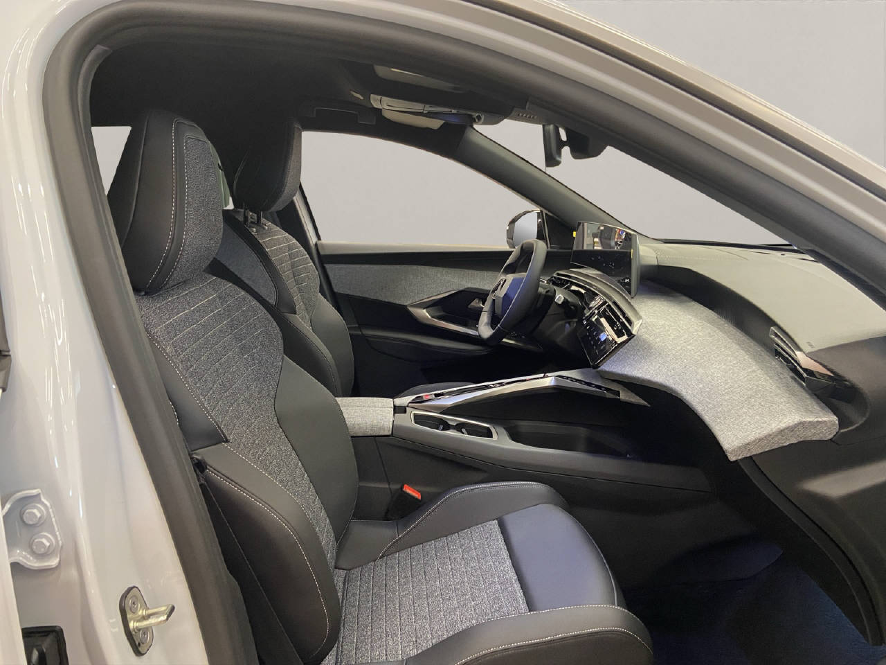 PEUGEOT 5008 Hybrid Allure Premium-image-10
