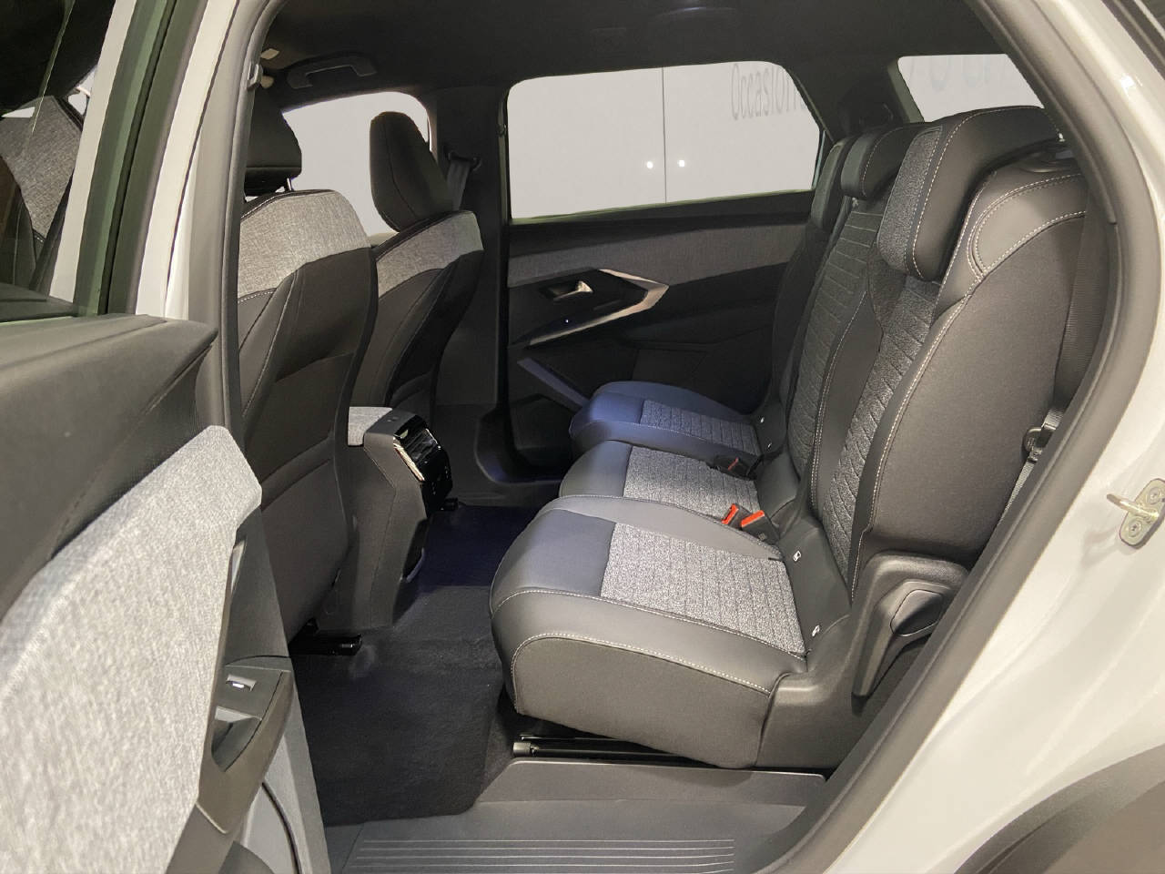 PEUGEOT 5008 Hybrid Allure Premium-image-9