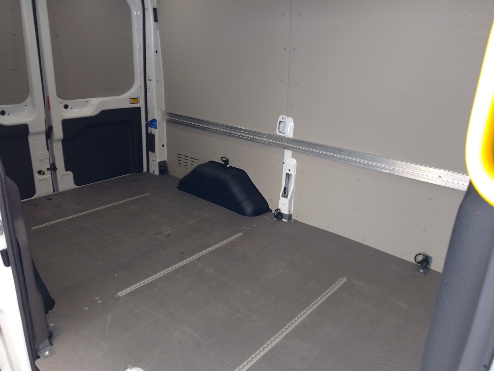 FORD E-Transit Van 350 L2H2 68kWh Trend-image-12
