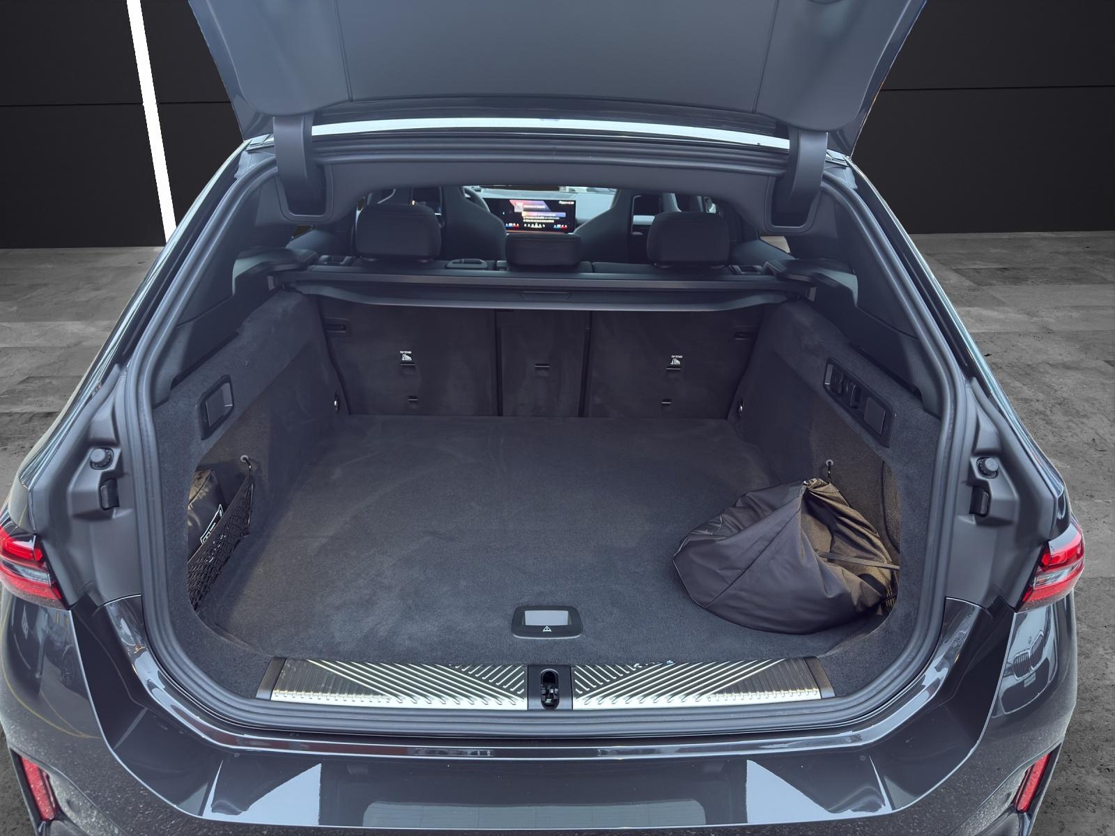 BMW 550e xDrive Touring-image-5