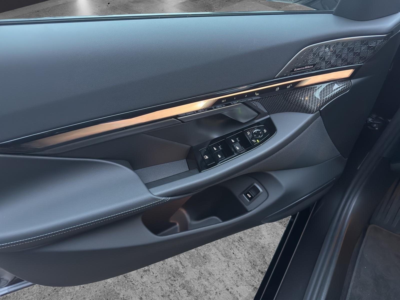 BMW 550e xDrive Touring-image-11