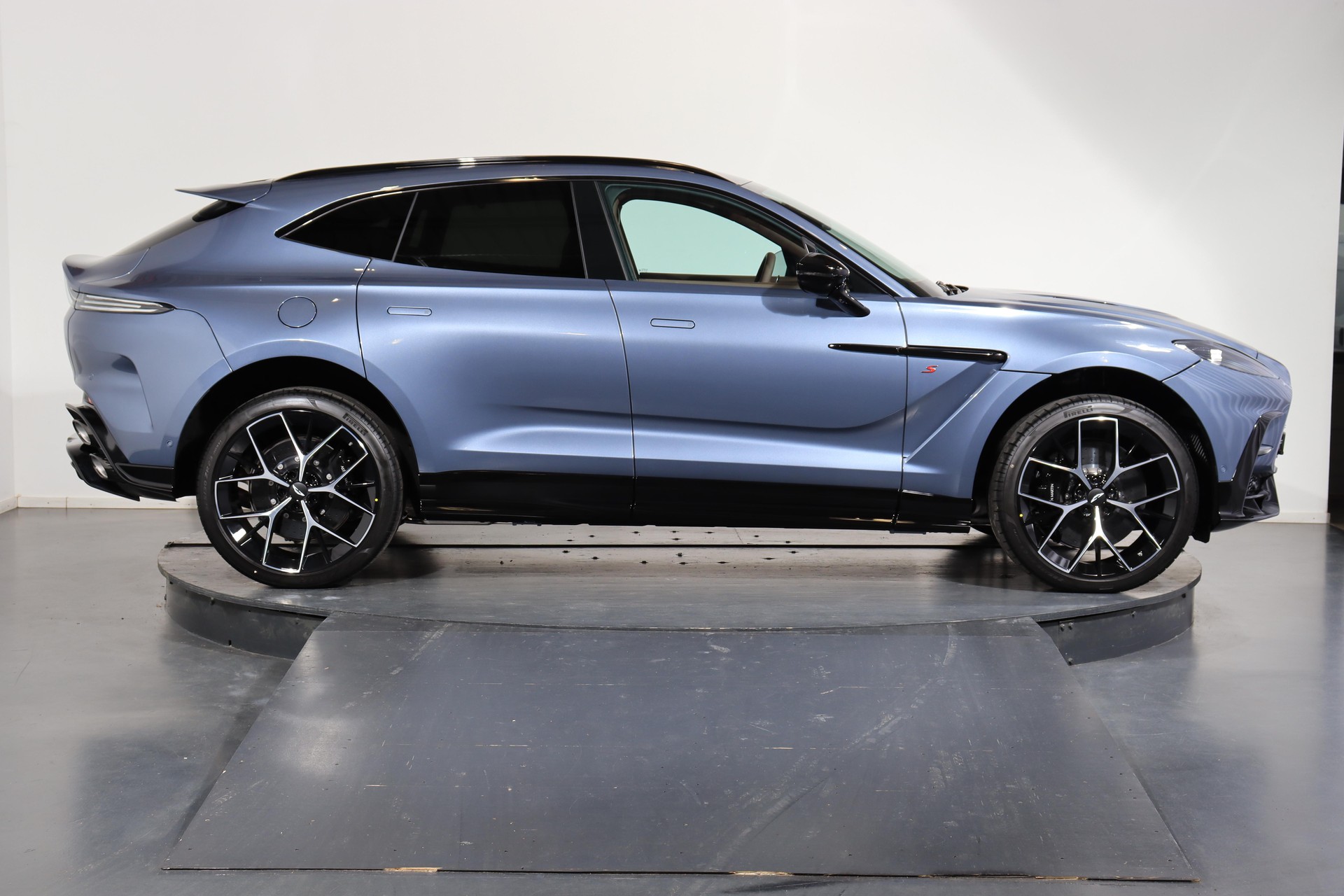 ASTON MARTIN DBX S 4.0 V8 Bi-Turbo-showroom-element-1