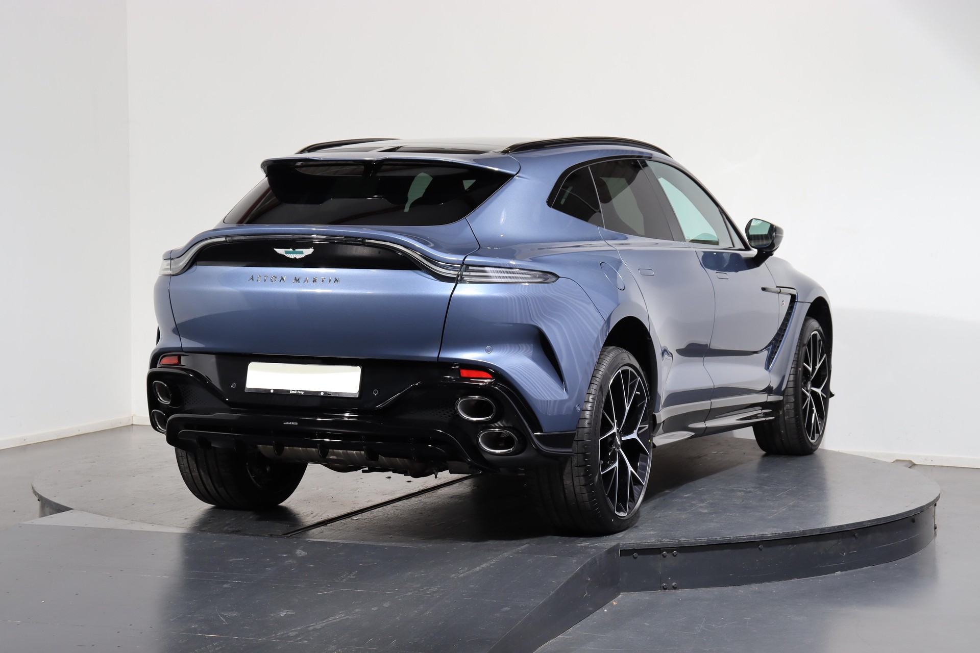 ASTON MARTIN DBX S 4.0 V8 Bi-Turbo-showroom-element-2