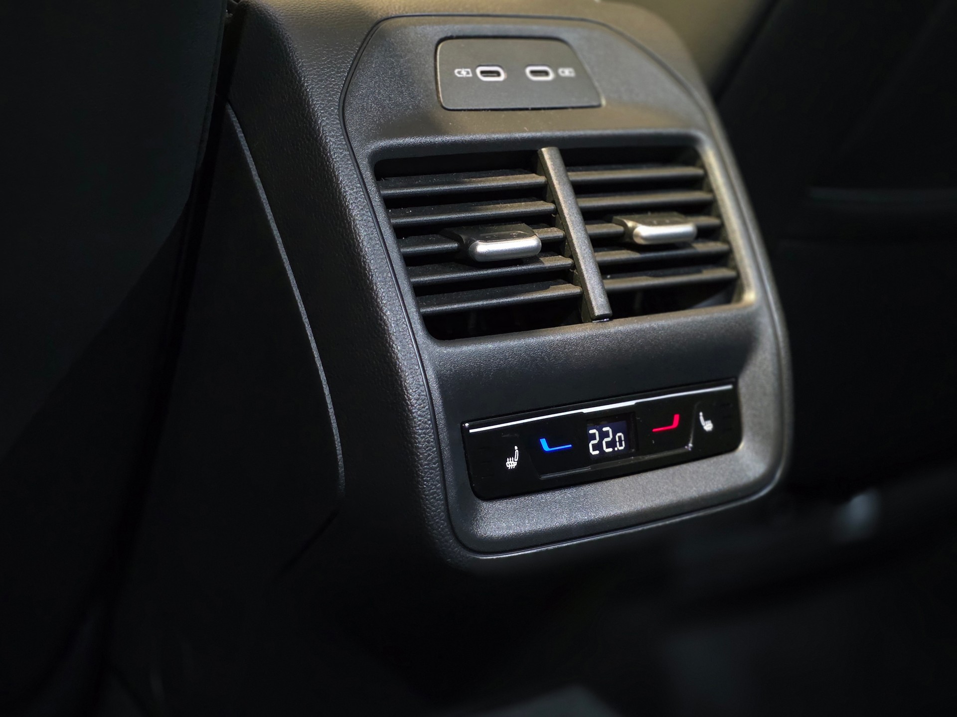 VW Passat Variant 2.0 TSI R-Line Signature Black Style 4 Motion DSG-image-16