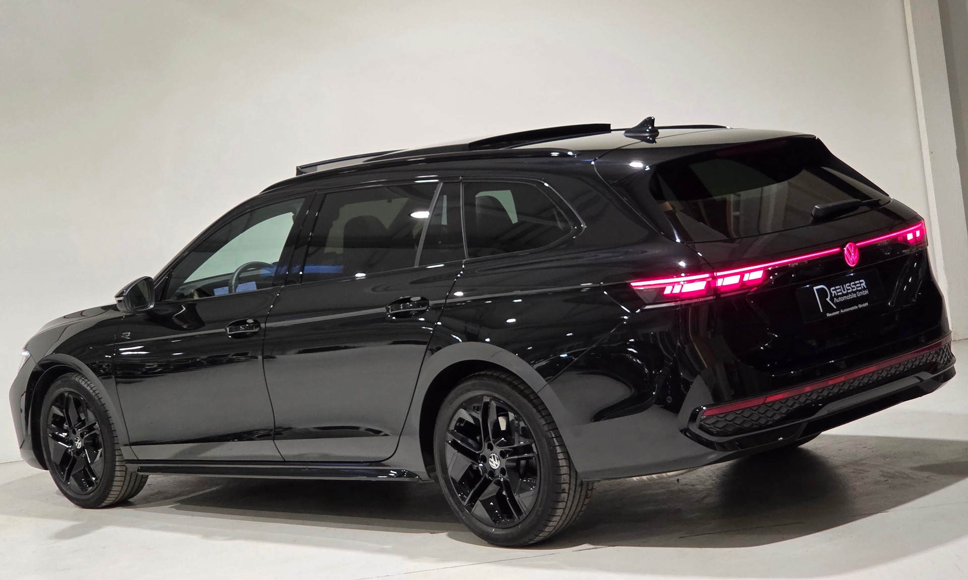 VW Passat Variant 2.0 TSI R-Line Signature Black Style 4 Motion DSG-showroom-element-2