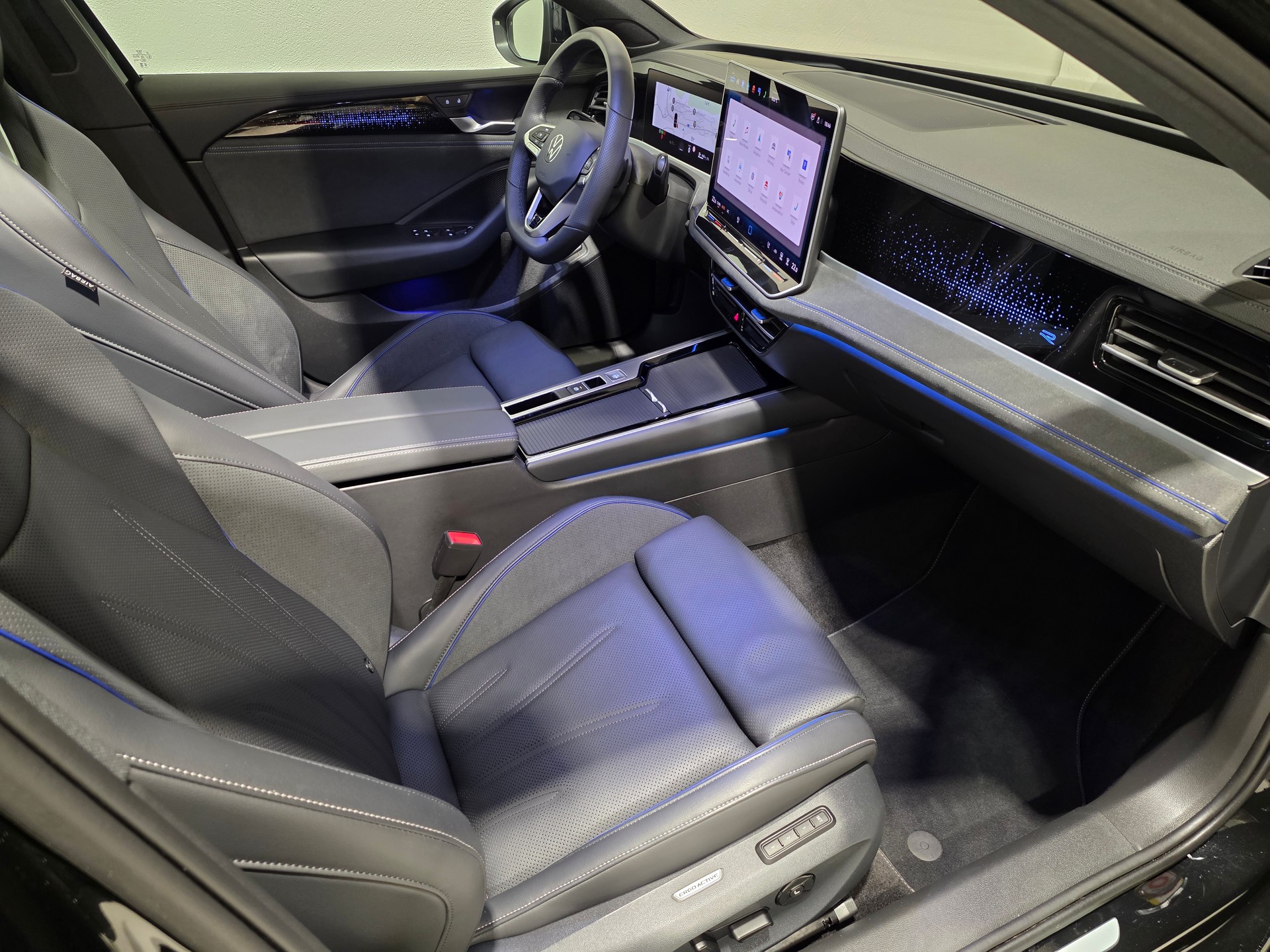 VW Passat Variant 2.0 TSI R-Line Signature Black Style 4 Motion DSG-image-21