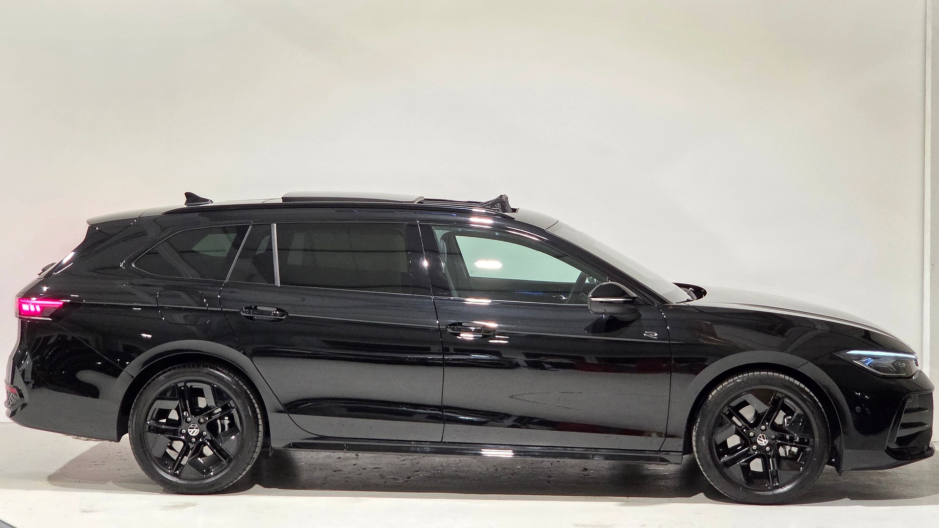 VW Passat Variant 2.0 TSI R-Line Signature Black Style 4 Motion DSG-image-25