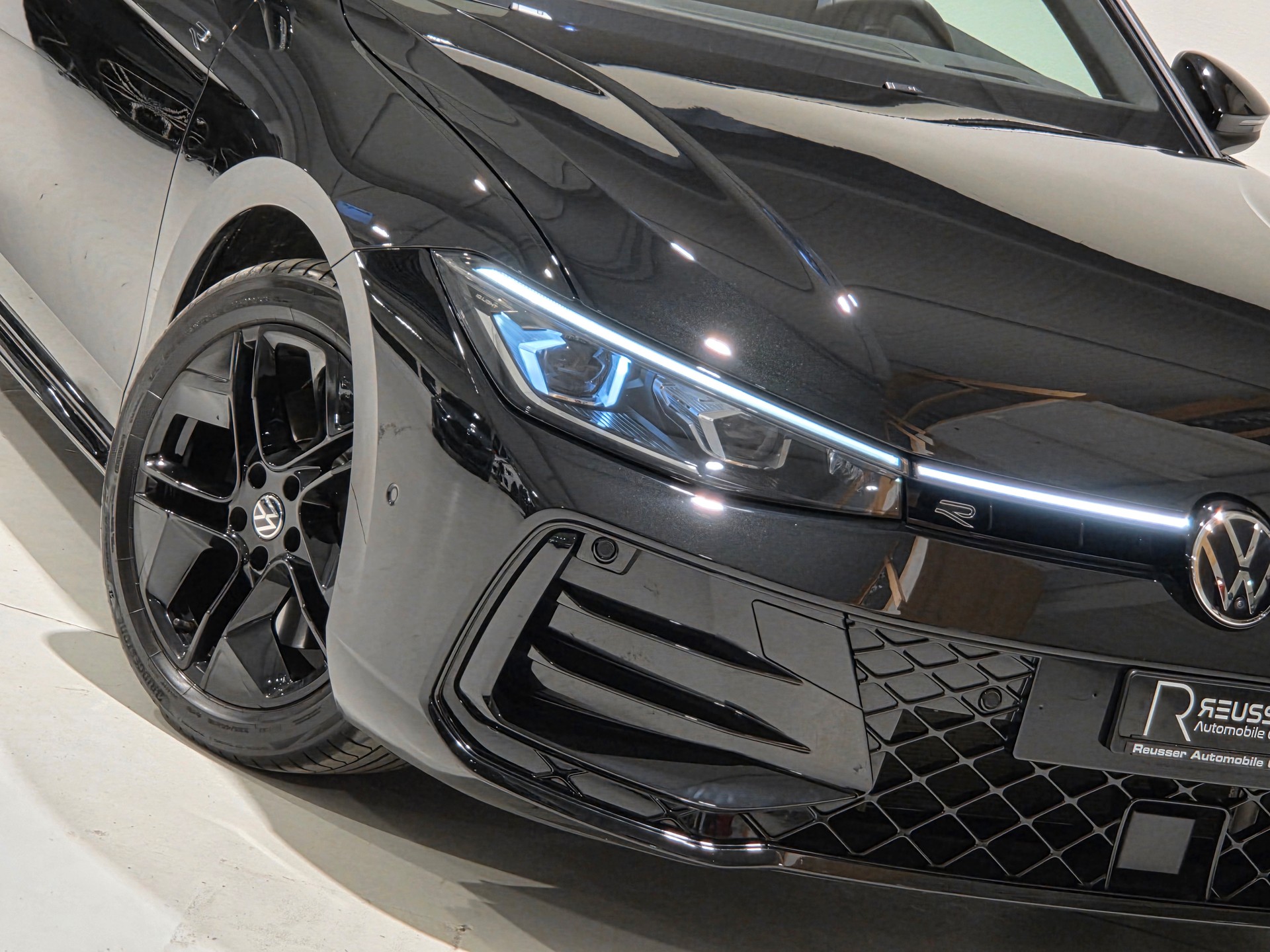 VW Passat Variant 2.0 TSI R-Line Signature Black Style 4 Motion DSG-image-23