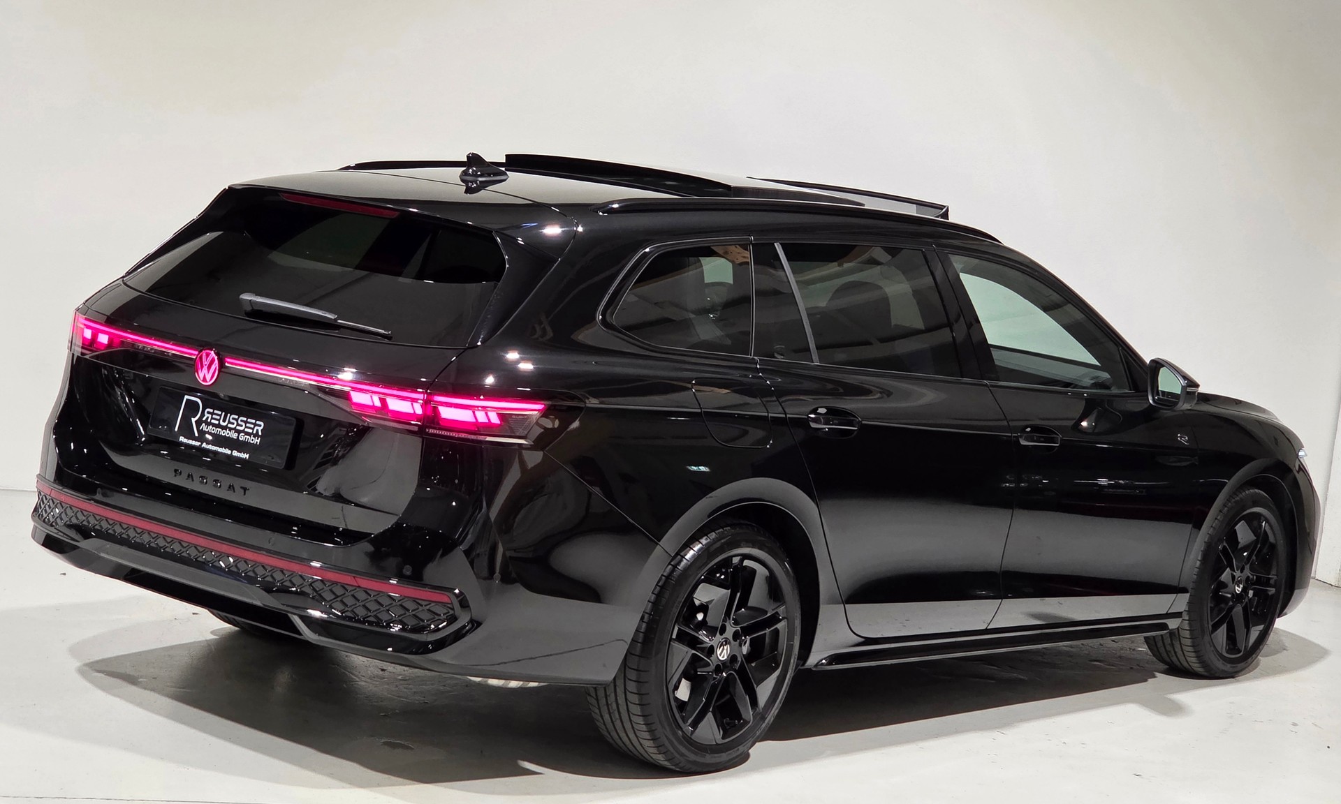VW Passat Variant 2.0 TSI R-Line Signature Black Style 4 Motion DSG-image-26