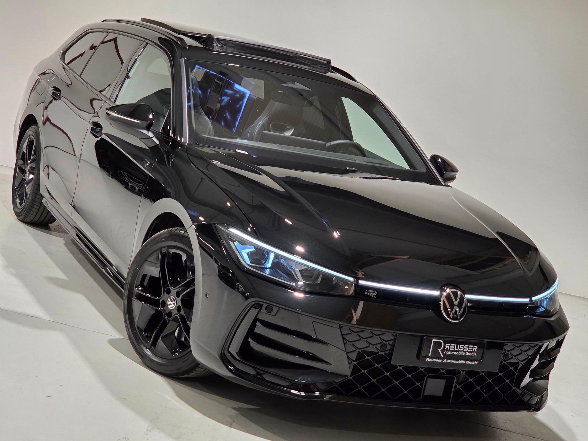 VW Passat Variant 2.0 TSI R-Line Signature Black Style 4 Motion DSG-image-24