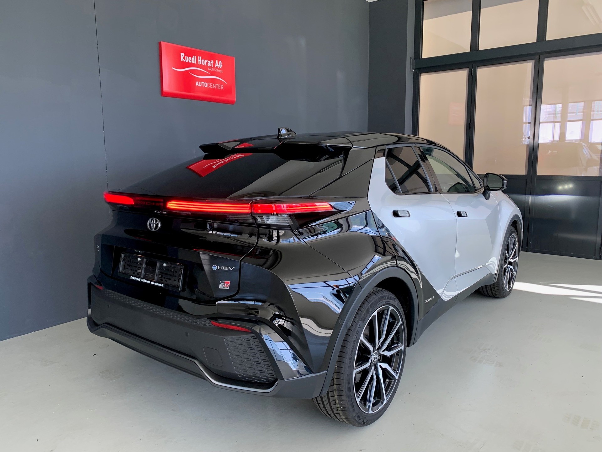 TOYOTA C-HR 2.0 HEV GR Sport Premiere 4x4-showroom-element-3