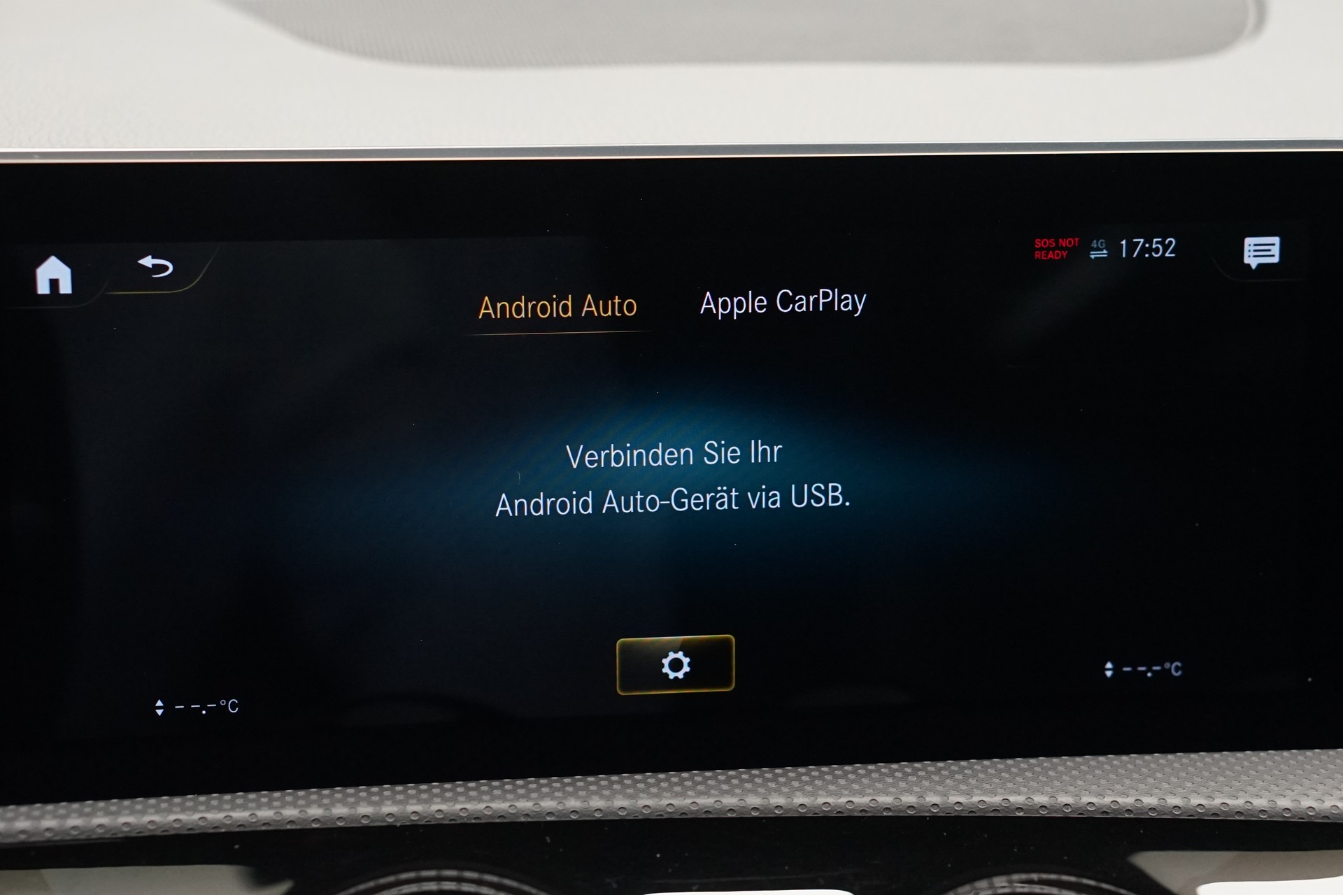 MERCEDES-BENZ A 45 S AMG 4Matic+ Speedshift *CH-Fahrzeug* *Pano* *Performance Sitze*-image-35