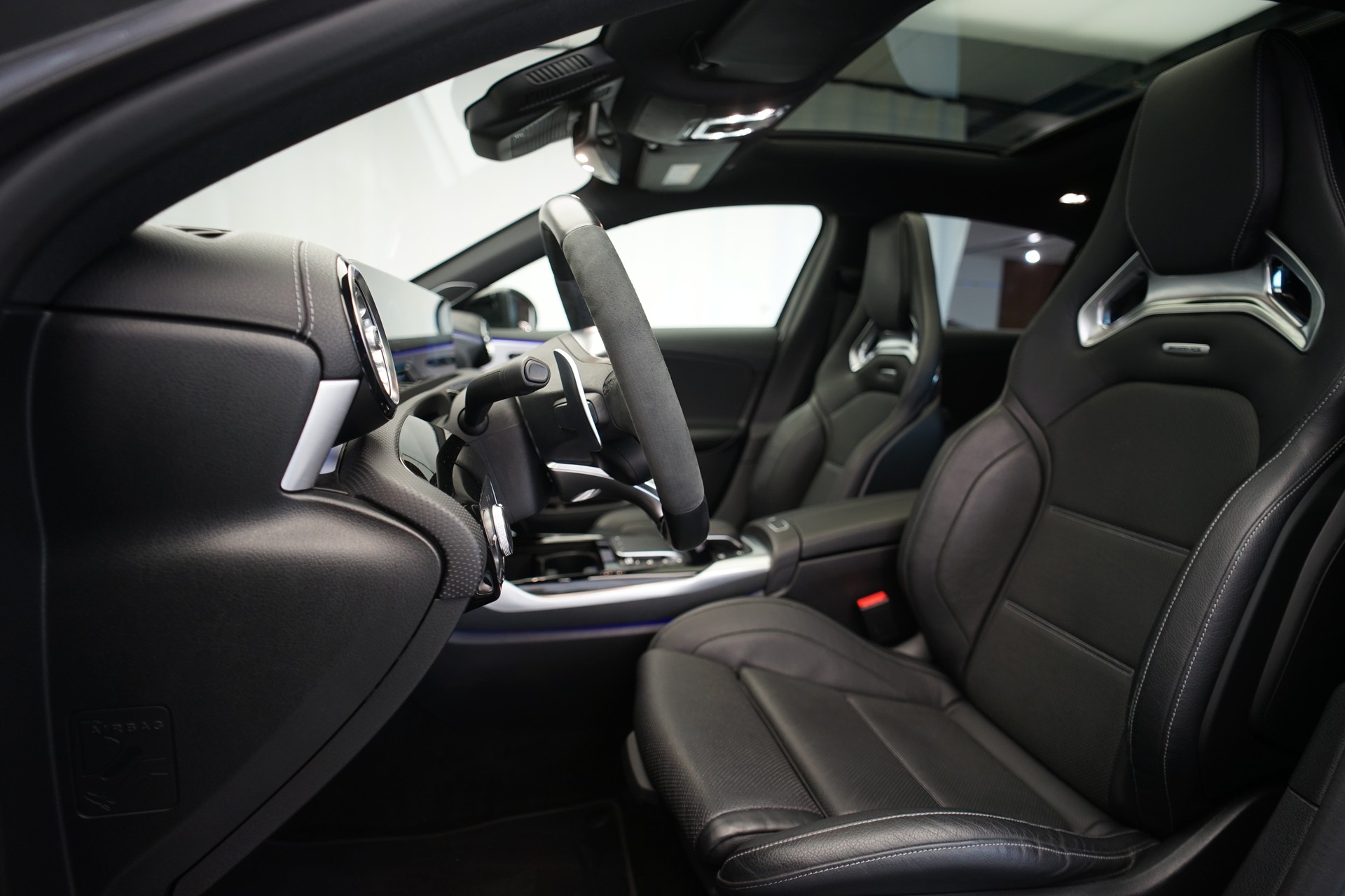 MERCEDES-BENZ A 45 S AMG 4Matic+ Speedshift *CH-Fahrzeug* *Pano* *Performance Sitze*-image-14