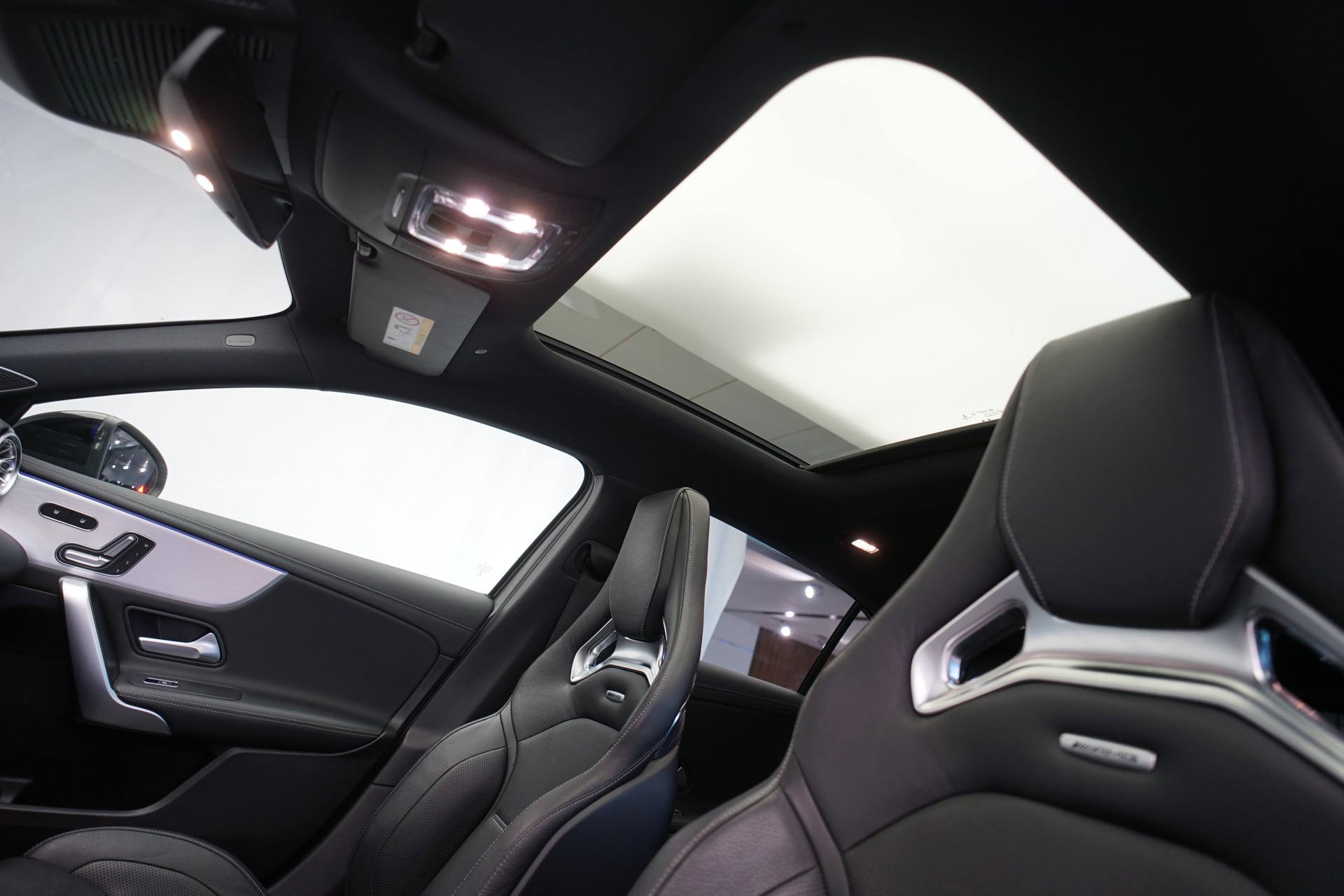 MERCEDES-BENZ A 45 S AMG 4Matic+ Speedshift *CH-Fahrzeug* *Pano* *Performance Sitze*-image-16