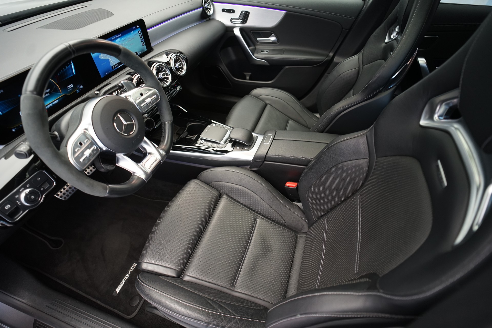 MERCEDES-BENZ A 45 S AMG 4Matic+ Speedshift *CH-Fahrzeug* *Pano* *Performance Sitze*-image-12
