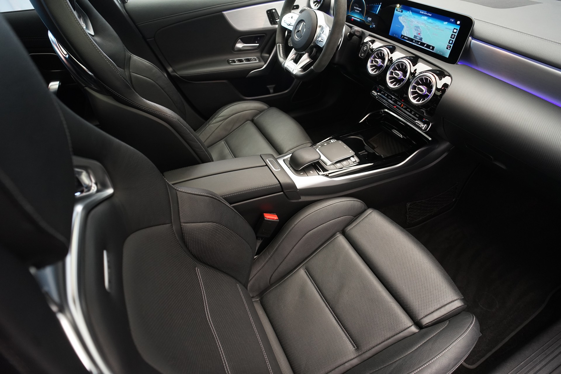 MERCEDES-BENZ A 45 S AMG 4Matic+ Speedshift *CH-Fahrzeug* *Pano* *Performance Sitze*-image-13
