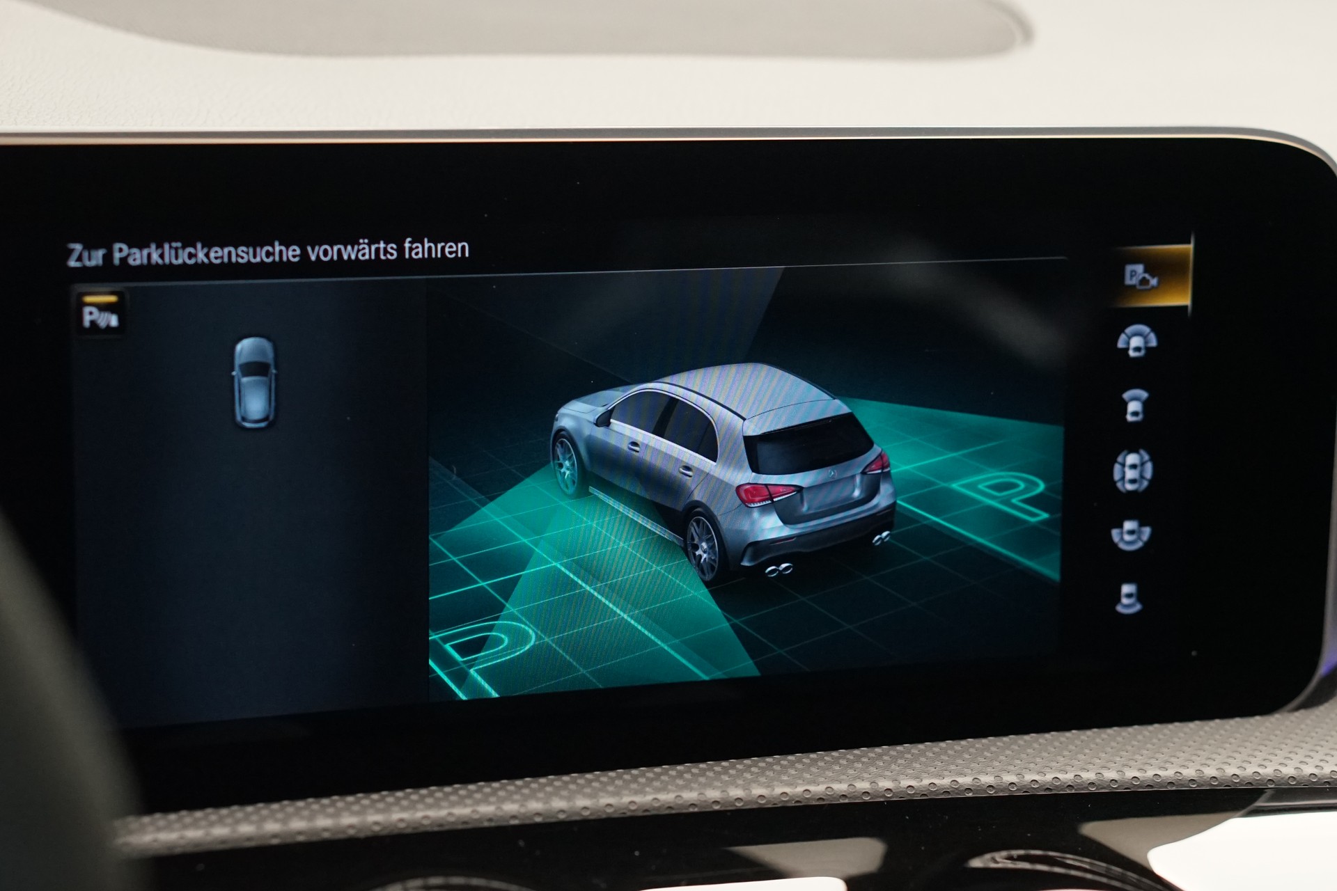 MERCEDES-BENZ A 45 S AMG 4Matic+ Speedshift *CH-Fahrzeug* *Pano* *Performance Sitze*-image-29